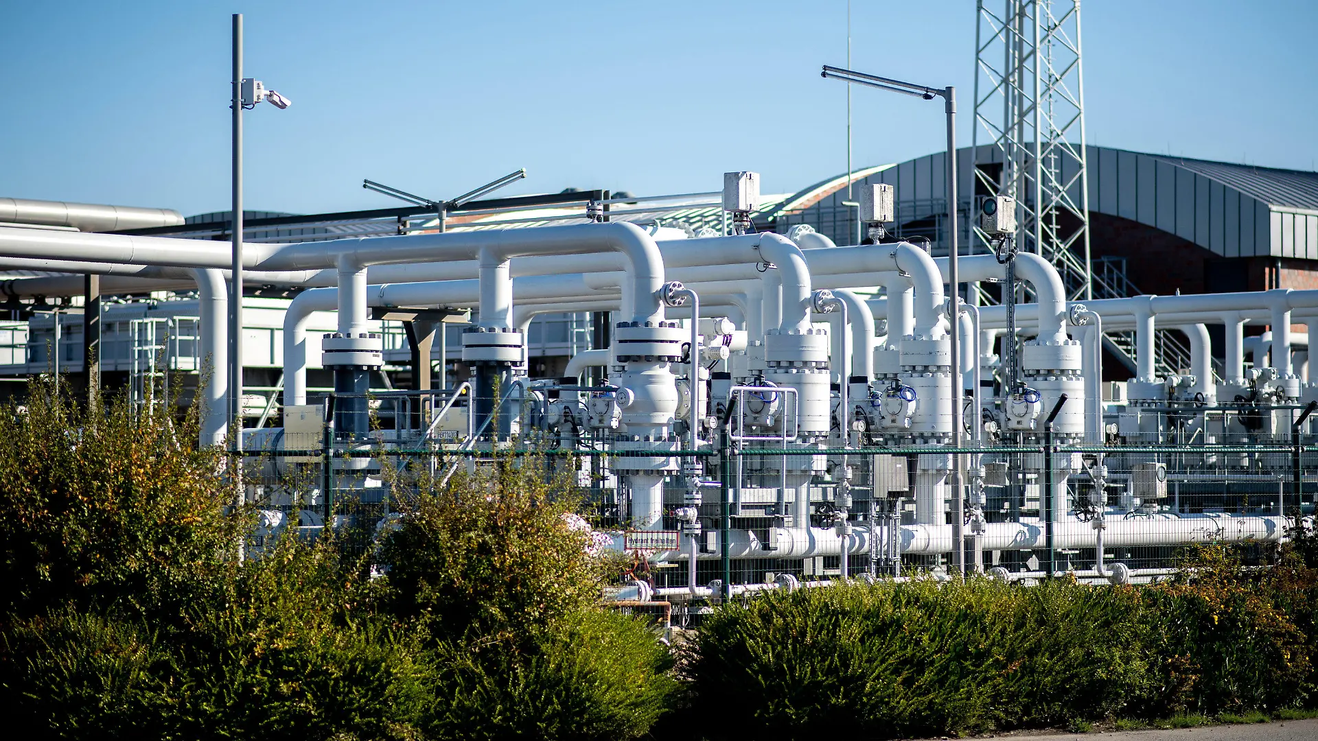 ARCHIV - 30.09.2022, Niedersachsen, Elsfleth: Technische Anlagen stehen auf dem Gelände der Gasspeicheranlage Huntorf des Energieversorgers EWE AG. Deutschland hat seinen Erdgasvorrat am Wochenende wieder etwas erhöht. (zu dpa "Gasspeicher in Deutschland zu 95,63 Prozent gefüllt") Foto: Hauke-Christian Dittrich/dpa +++ dpa-Bildfunk +++