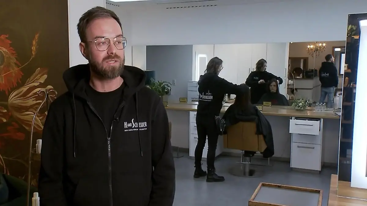 Wie KI diesem Frisör bei der Arbeit hilft! Künstliche Intelligenz wird immer wichtiger