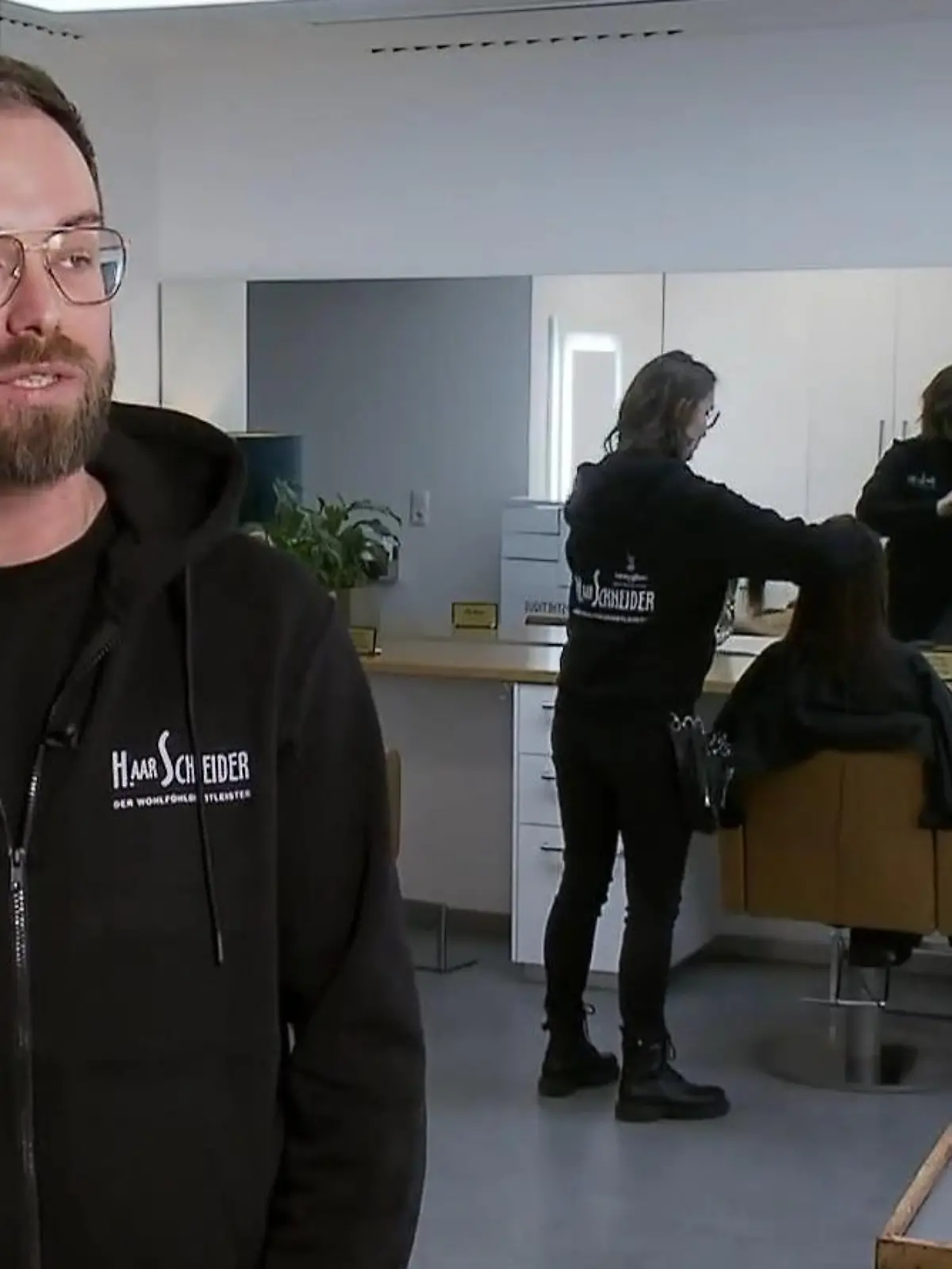 Bild zu: "Wie KI diesem Frisör bei der Arbeit hilft!"