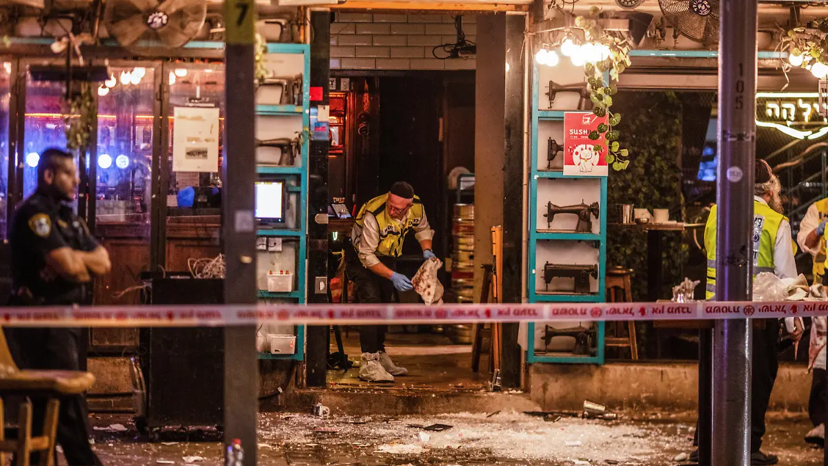 07.04.2022, Israel, Tel Aviv: Israelische Sicherheitskräfte inspizieren den Ort eines mutmaßlichen Terroranschlags in der Dizengoff-Straße im Zentrum Tel Avivs. Ein Attentäter habe auf Besucher einer Kneipe in der belebten zentralen Einkaufsstraße von Tel Aviv geschossen. Dabei starben mindestens zwei Menschen und 10 weitere wurden verletzt. Foto: Ilia Yefimovich/dpa +++ dpa-Bildfunk +++