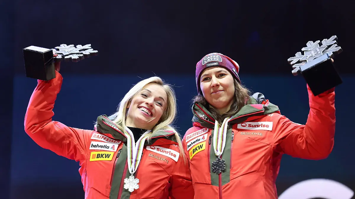 Die Schweizerinnen Lara Gut Behrami (l.) und Wendy Holdener jubeln nach dem Sieg in der Team-Kombination bei der Ski-WM 2025 in Saalbach-Hinterglemm. 