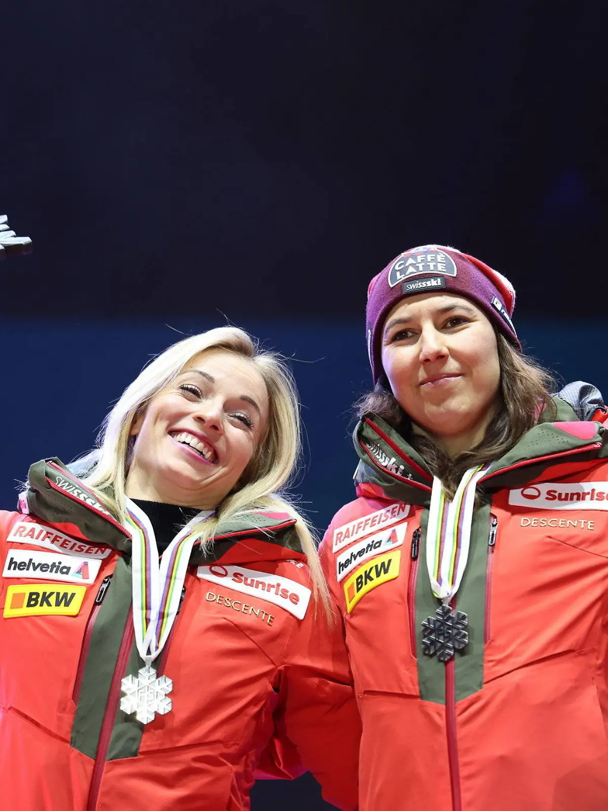 Die Schweizerinnen Lara Gut Behrami (l.) und Wendy Holdener jubeln nach dem Sieg in der Team-Kombination bei der Ski-WM 2025 in Saalbach-Hinterglemm. 