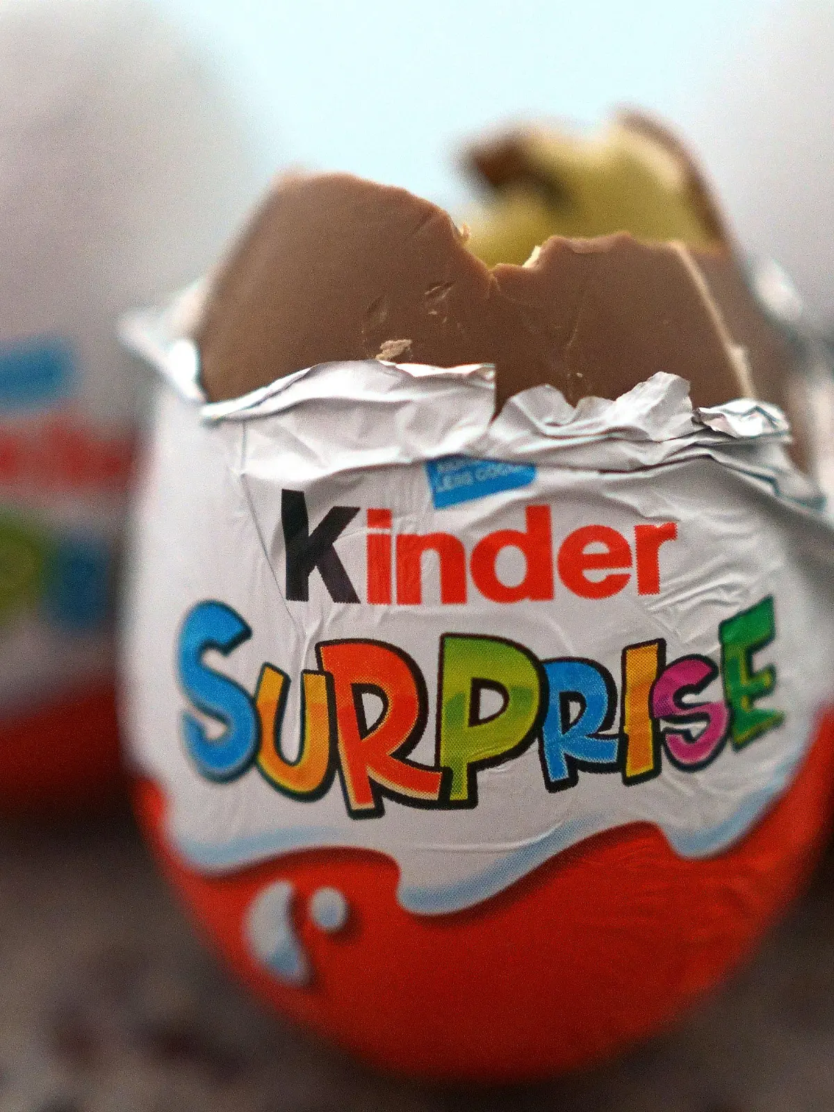 04.04.2022, Großbritannien, London: Drei britische Varianten der Kinder-Überraschungseier liegen auf einem Tisch. (zu dpa: "Salmonellen-Gefahr: Ferrero ruft auch in Australien Produkte zurück") Foto: Victoria Jones/PA Wire/dpa +++ dpa-Bildfunk +++