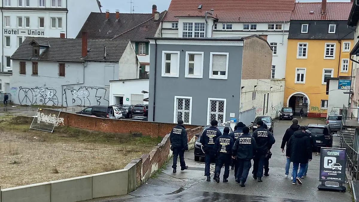 Unbekannte Tote in Offenburg vor Erotik-Kino-Center - Polizei ermittelt