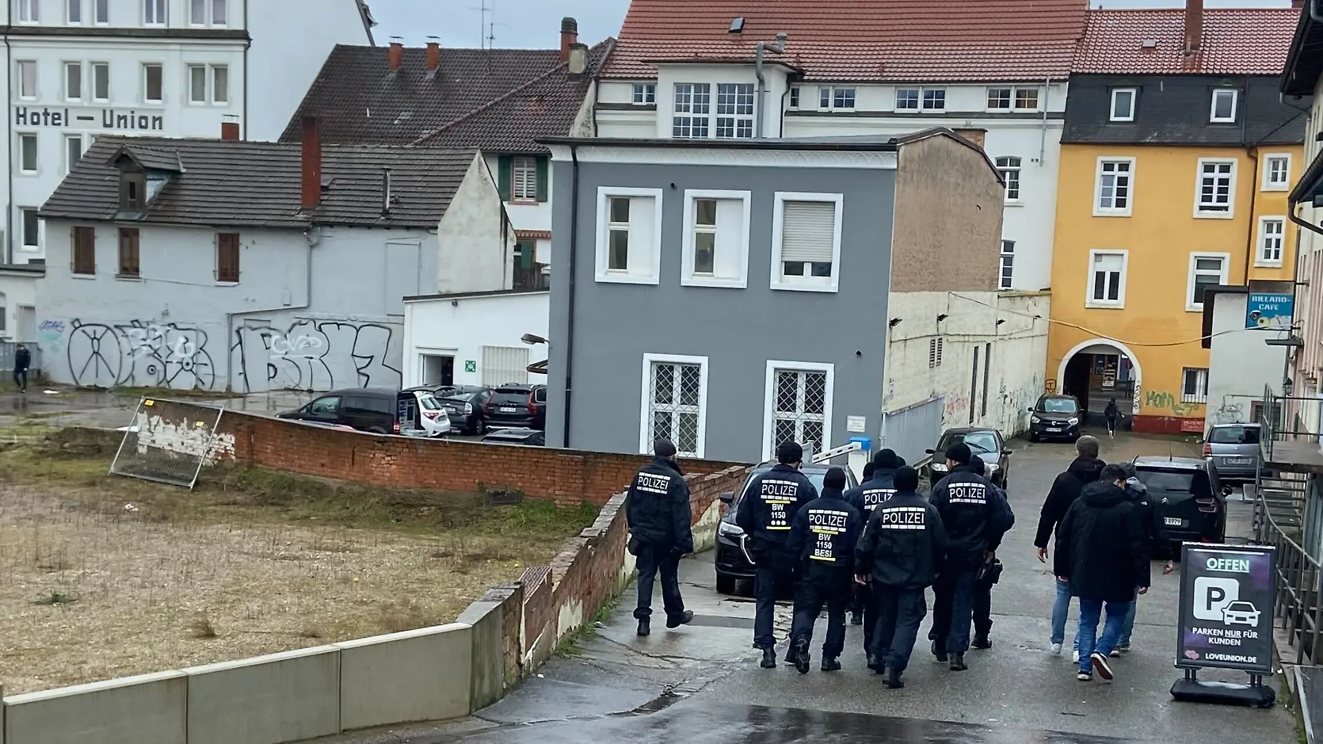 Unbekannte Tote in Offenburg vor Erotik-Kino-Center - Polizei ermittelt