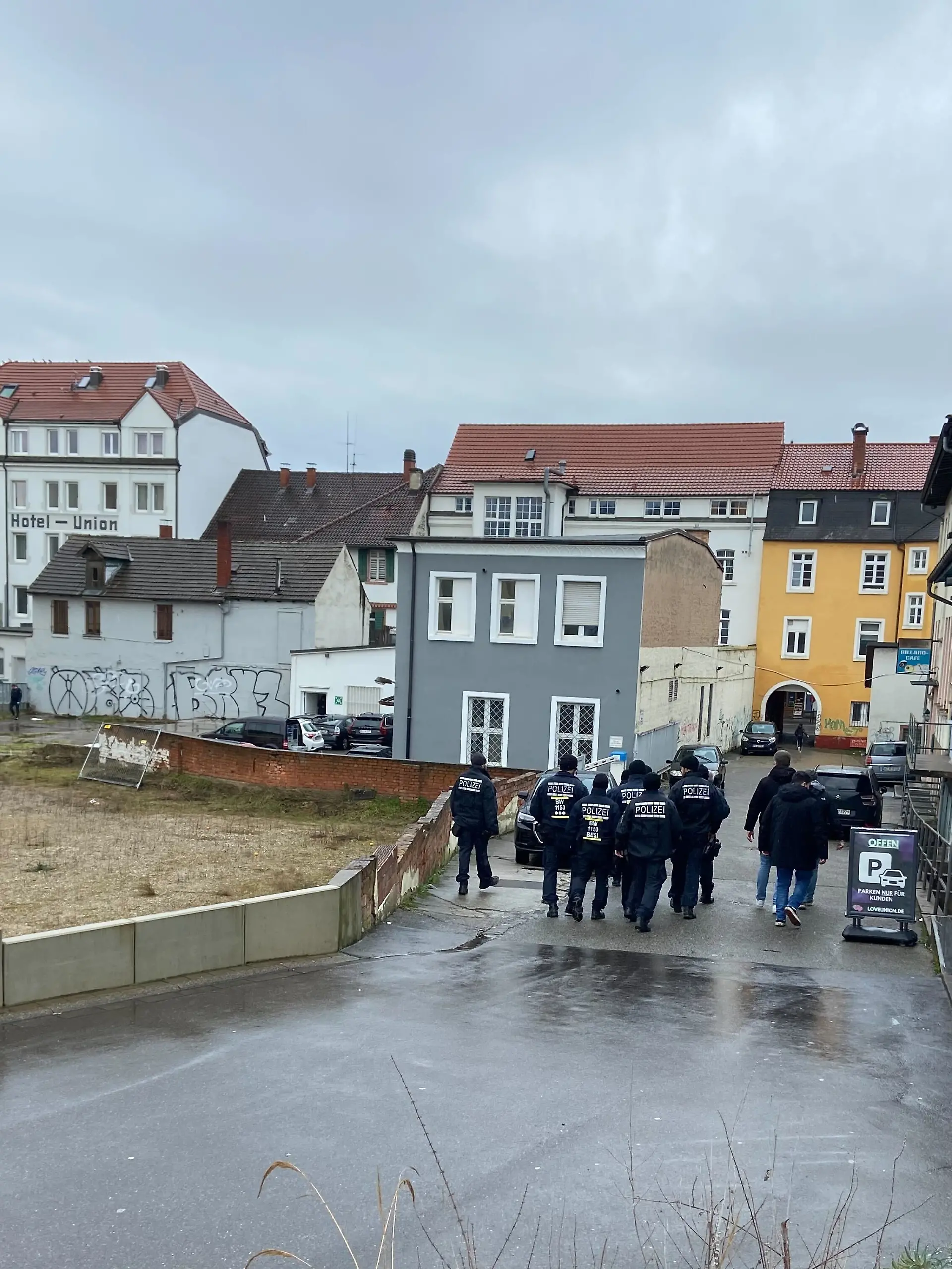 Unbekannte Tote in Offenburg vor Erotik-Kino-Center - Polizei ermittelt