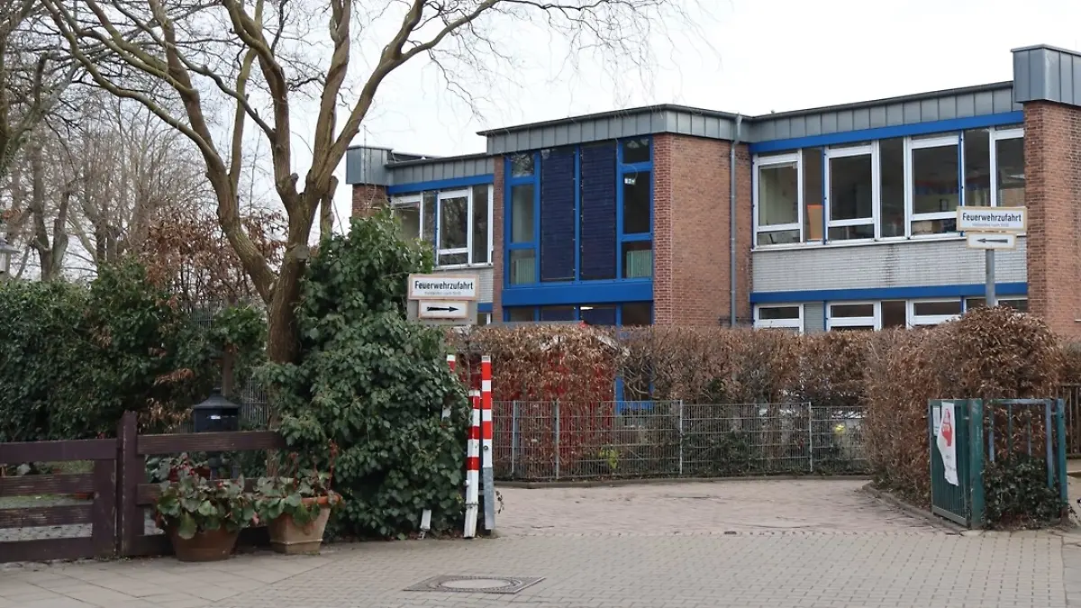 Die Grundschule am Rheindorfer Weg: Hier wurde Debbie zuletzt gesehen.