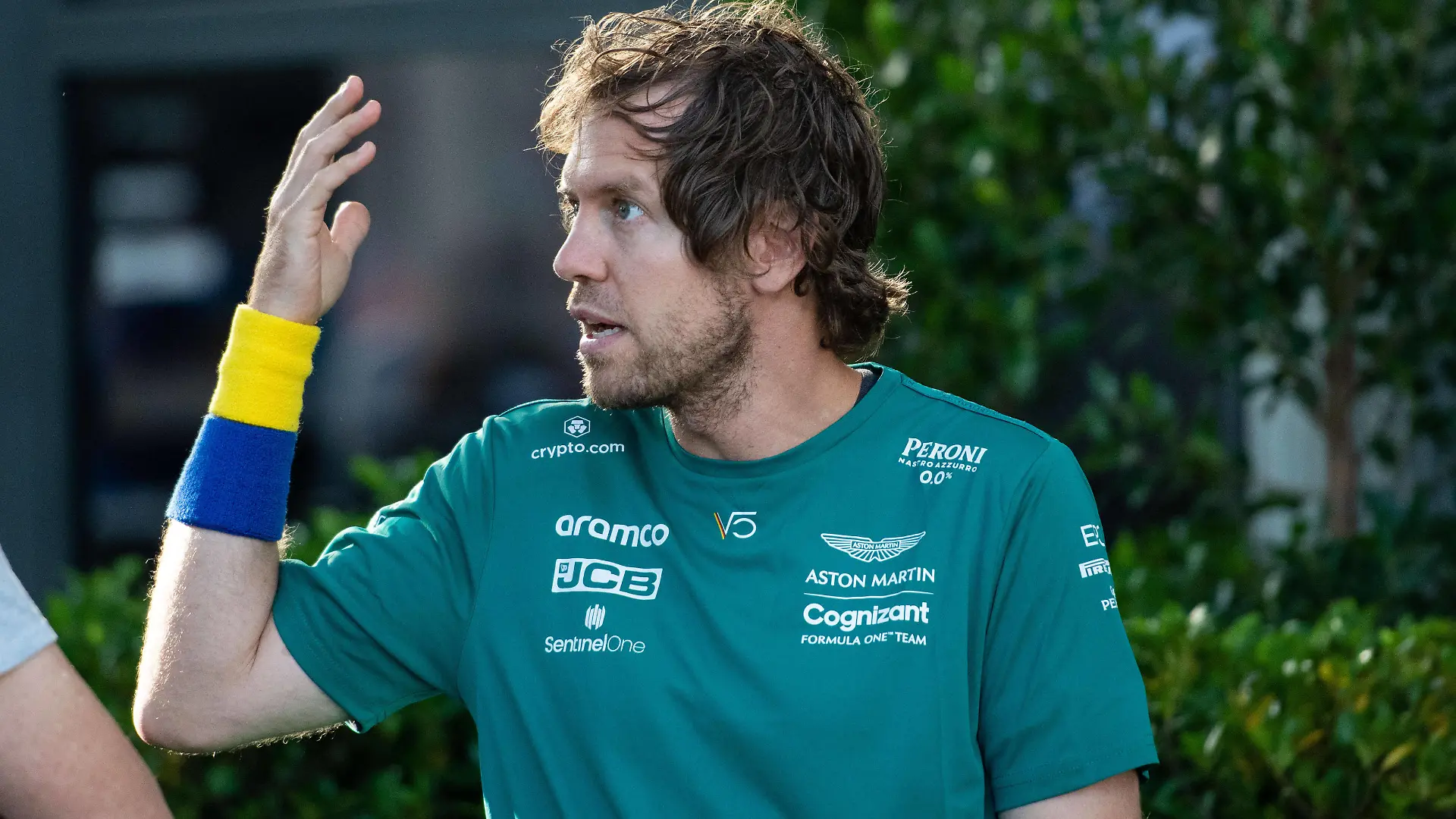 Sebastian Vettel GER, Aston Martin Aramco Cognizant F1 Team 5 mit Armbinde in den Farben der Flagge der Ukraine, AUS, Formel 1 Grand Prix von Australien, Albert Park Circuit Melbourne, Pre-Events, 07.04.2022 AUS, Formel 1 Grand Prix von Australien, Albert Park Circuit Melbourne, Pre-Events, 07.04.2022 *** Sebastian Vettel GER, Aston Martin Aramco Cognizant F1 Team 5 with armband in the colors of the flag of Ukraine, AUS, Formula 1 Australian Grand Prix, Albert Park Circuit Melbourne, Pre Events, 07 04 2022 AUS, Formula 1 Australian Grand Prix, Albert Park Circuit Melbourne, Pre Events, 07 04 2022 Copyright: xEibner/Memmlerx EP_MMR