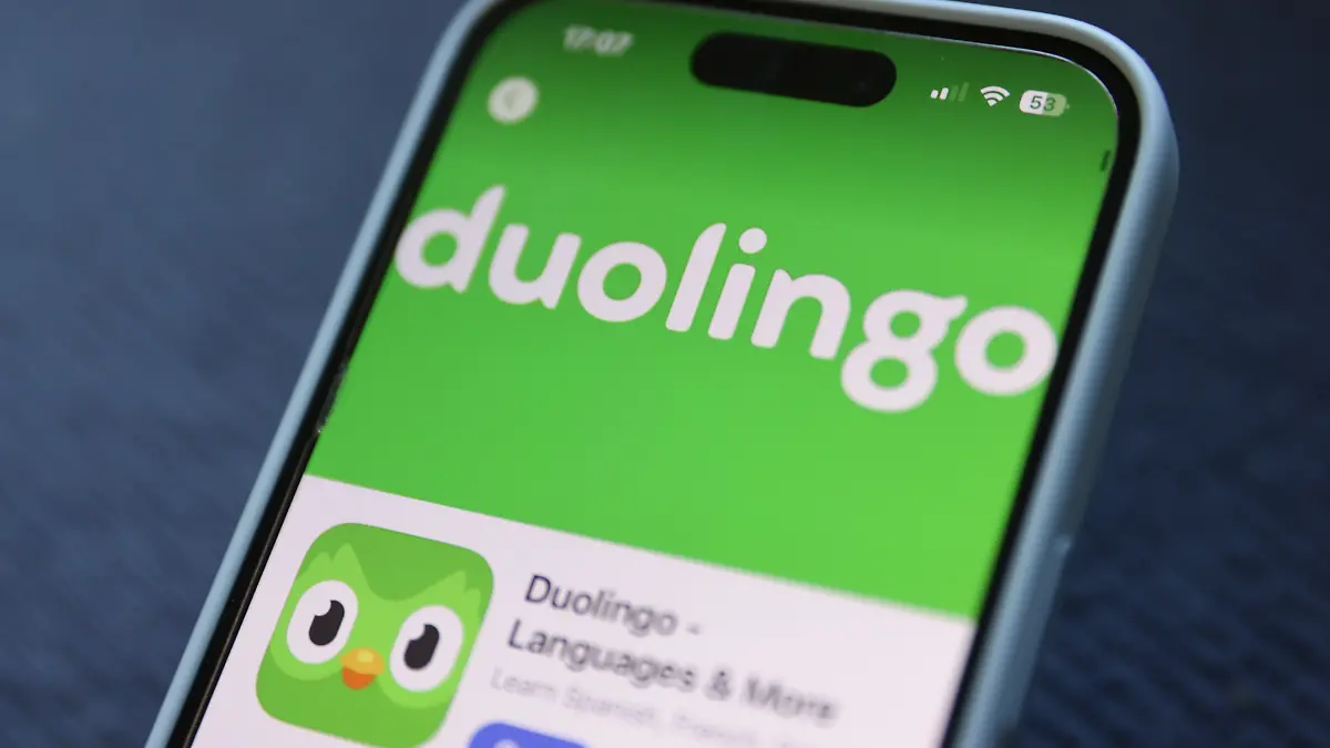 Duolingo ist eine App, die von vielen Nutzern zum Erlernen einer Sprache genutzt wird und sich großer Beliebtheit erfreut. Ebenfalls beliebt: das Maskottchen, die Eule Duo, die nun tot sein soll.