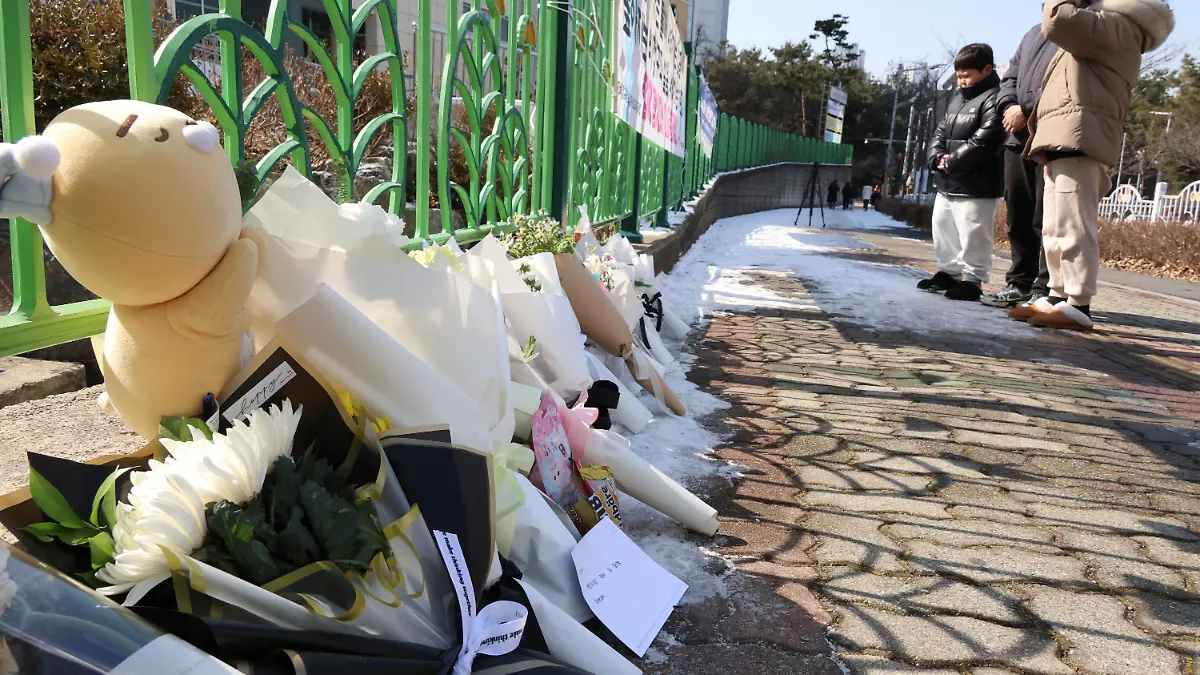 Vor der Schule haben viele Menschen Blumen, Spielzeug und Nachrichten zum Gedenken an das ermordete Mädchen abgelegt. 