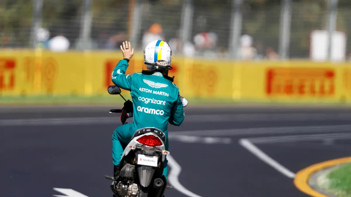 Formula 1 2022: Australian GP MELBOURNE GRAND PRIX CIRCUIT, AUSTRALIA - APRIL 08: Sebastian Vettel, Aston Martin, gets a ride back to the pits after stopping on track in FP1 during the Australian GP at Melbourne Grand Prix Circuit on Friday April 08, 2022 in Melbourne, Australia. Photo by Carl Bingham / LAT Images Images PUBLICATIONxINxGERxSUIxAUTxHUNxONLY GP2203_130108_31I5630