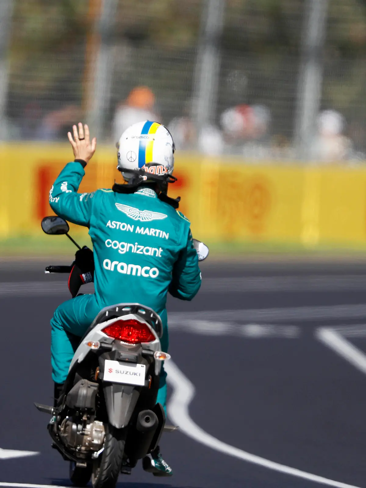 Formula 1 2022: Australian GP MELBOURNE GRAND PRIX CIRCUIT, AUSTRALIA - APRIL 08: Sebastian Vettel, Aston Martin, gets a ride back to the pits after stopping on track in FP1 during the Australian GP at Melbourne Grand Prix Circuit on Friday April 08, 2022 in Melbourne, Australia. Photo by Carl Bingham / LAT Images Images PUBLICATIONxINxGERxSUIxAUTxHUNxONLY GP2203_130108_31I5630 