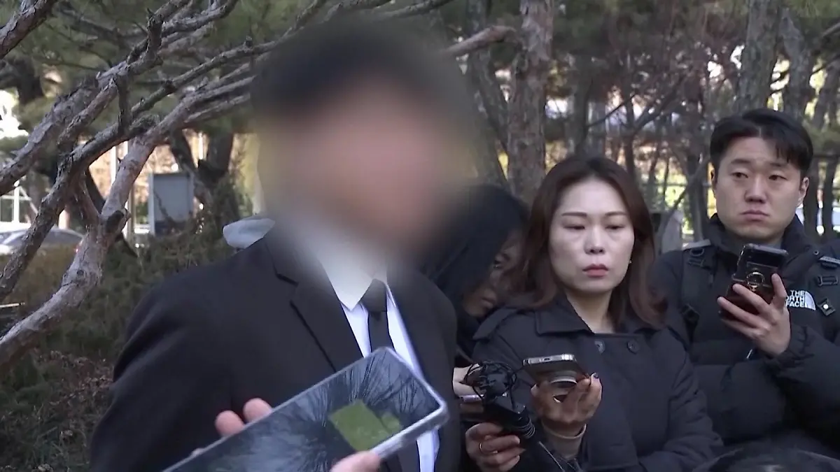 Der Vater des Opfers (l.) ist fassungslos und geschockt 