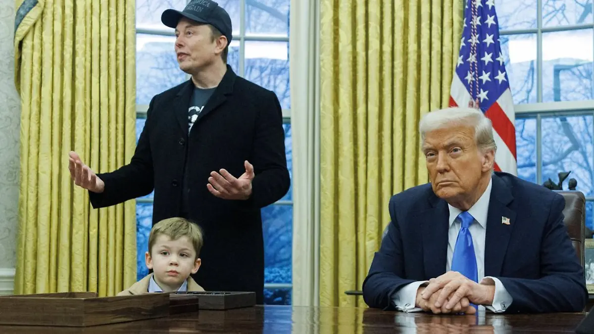 Elon Musk, der kleine „X” und Donald Trump im Oval Office