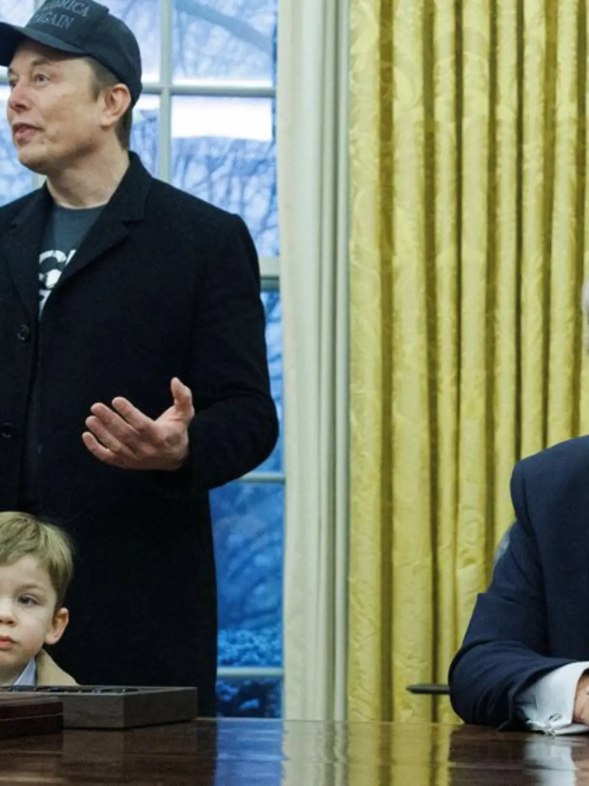 Elon Musk, der kleine „X” und Donald Trump im Oval Office