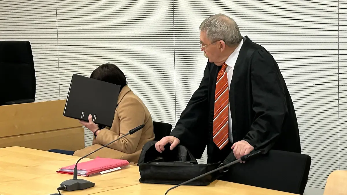 Die Angeklagte beim Prozesssauftakt in Osnabrück