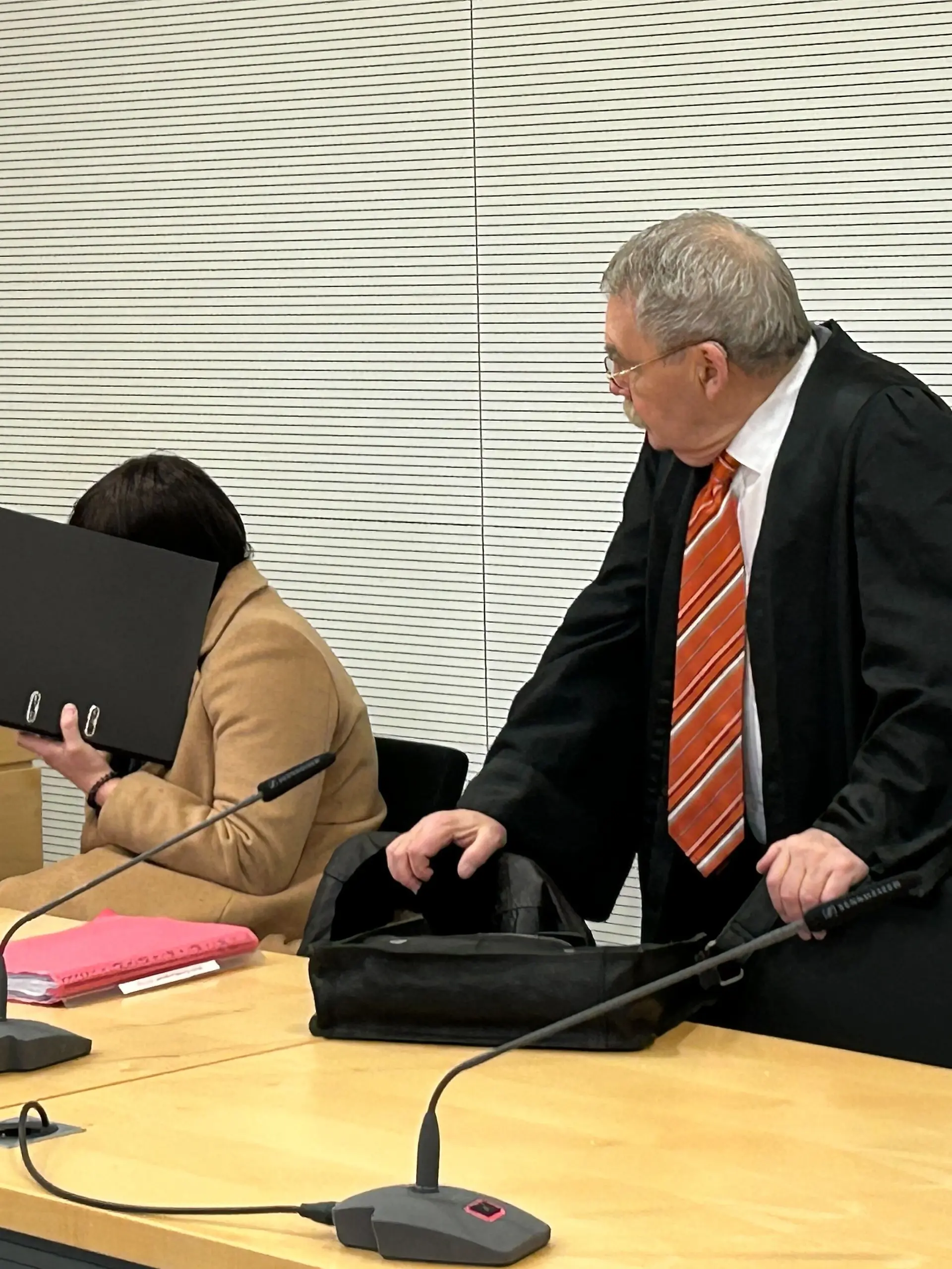 Die Angeklagte beim Prozesssauftakt in Osnabrück