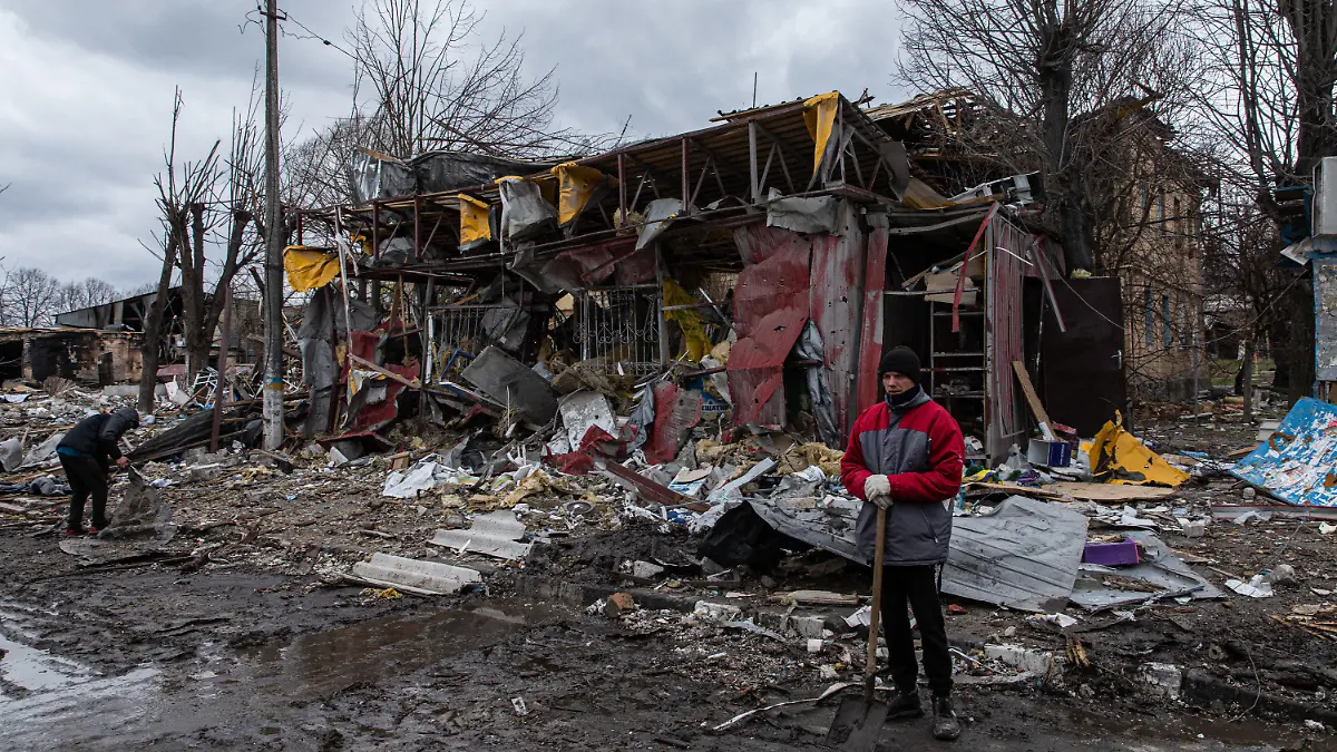 06.04.2022, Ukraine, Pylypovychi: Zwei Männer beim Aufräumen von Trümmern in der Stadt Borodyanka, Oblast Kiew. Rettungskräfte haben in der ukrainischen Kleinstadt Borodjanka bei Kiew mit dem Wegräumen von Trümmern und der Suche nach Opfern begonnen. Foto: Alex Chan/SOPA Images via ZUMA Press Wire/dpa +++ dpa-Bildfunk +++