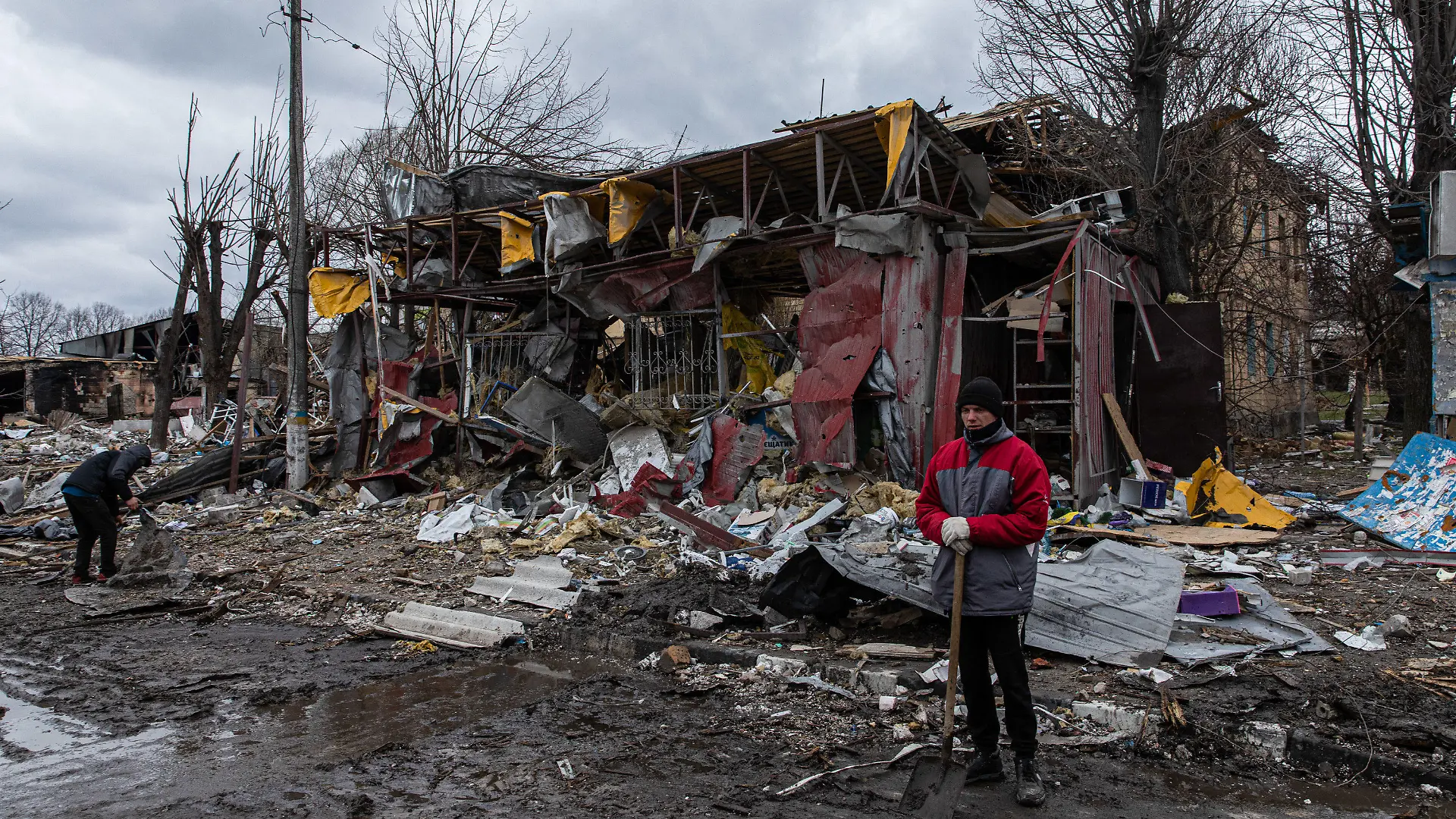 06.04.2022, Ukraine, Pylypovychi: Zwei Männer beim Aufräumen von Trümmern in der Stadt Borodyanka, Oblast Kiew. Rettungskräfte haben in der ukrainischen Kleinstadt Borodjanka bei Kiew mit dem Wegräumen von Trümmern und der Suche nach Opfern begonnen. Foto: Alex Chan/SOPA Images via ZUMA Press Wire/dpa +++ dpa-Bildfunk +++