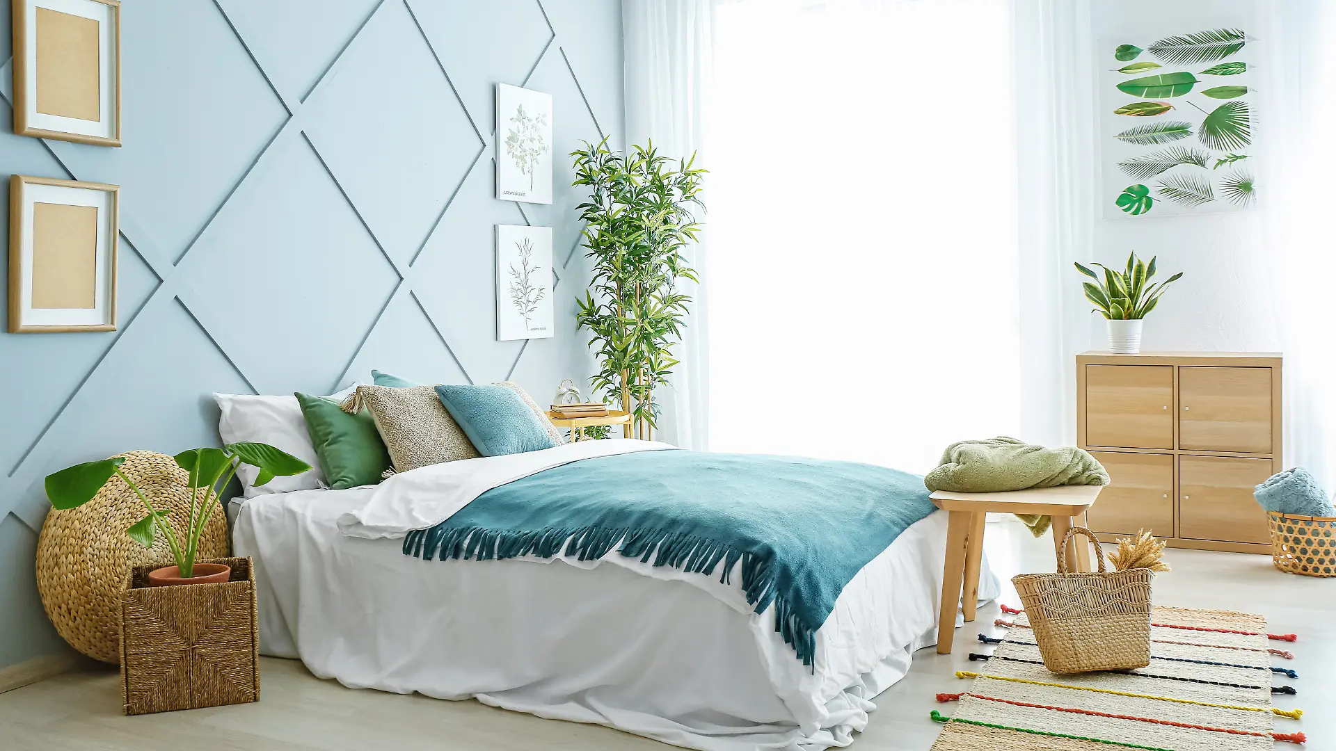 Für Schlafzimmer eignen sich am besten neutrale Farben, sowie auf Blau, Grün oder Pastell.