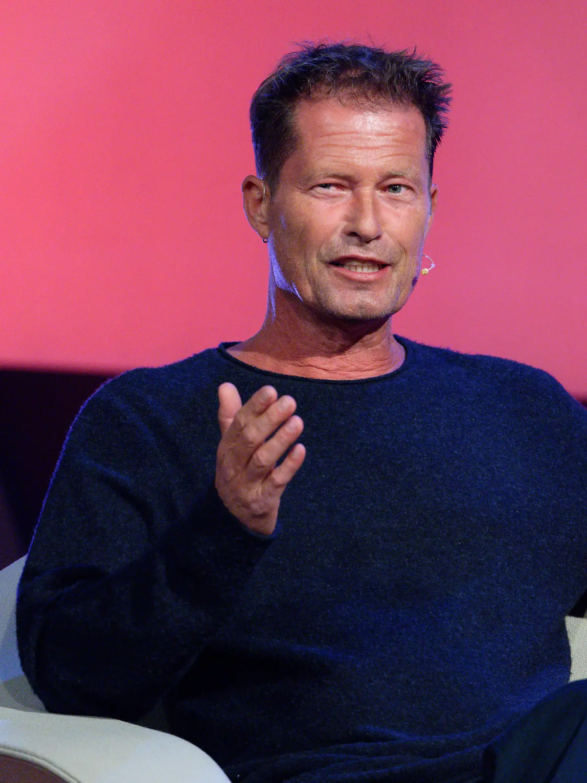 Schauspieler Til Schweiger sitzt beim RTL-Jahresrückblick „2023! Menschen, Bilder, Emotionen” im Studio.