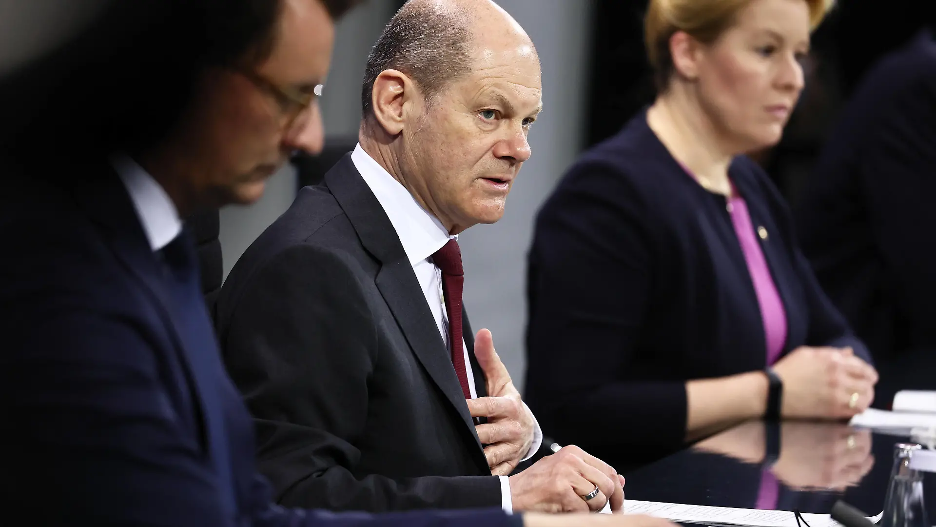  L-R Ministerpraesident von Nordrhein-Westphalen Hendrik Wuest, Bundeskanzler Olaf Scholz, die Regierende Buergermeisterin von Berlin Franziska Giffey wahrend einer Pressekonferenz nach der Beratungen mit den Chefinnen und Chefs der Laendern zur aktuellen Lage der Corona-Pandemie im Kantleramt in Berlin am 7. April 2022. PK nach der Beratung mit den Laender zur aktuellen Lage der Corona-Pandemie *** L R Minister President of North Rhine-Westphalia Hendrik Wuest, Chancellor Olaf Scholz, the Governing Mayor of Berlin Franziska Giffey during a press conference after the consultations with the heads of the states on the current situation of the corona pandemic at the Kantleramt in Berlin on April 7, 2022 PK after the consultations with the sta