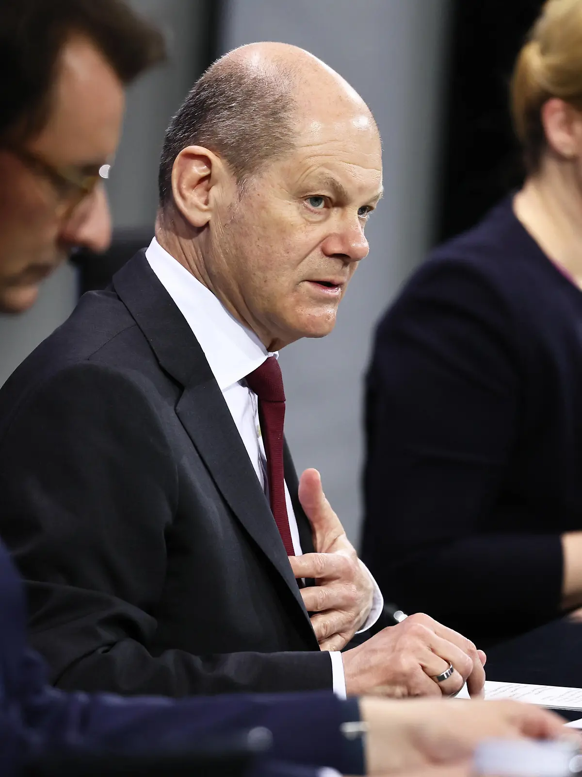  L-R Ministerpraesident von Nordrhein-Westphalen Hendrik Wuest, Bundeskanzler Olaf Scholz, die Regierende Buergermeisterin von Berlin Franziska Giffey wahrend einer Pressekonferenz nach der Beratungen mit den Chefinnen und Chefs der Laendern zur aktuellen Lage der Corona-Pandemie im Kantleramt in Berlin am 7. April 2022. PK nach der Beratung mit den Laender zur aktuellen Lage der Corona-Pandemie *** L R Minister President of North Rhine-Westphalia Hendrik Wuest, Chancellor Olaf Scholz, the Governing Mayor of Berlin Franziska Giffey during a press conference after the consultations with the heads of the states on the current situation of the corona pandemic at the Kantleramt in Berlin on April 7, 2022 PK after the consultations with the sta