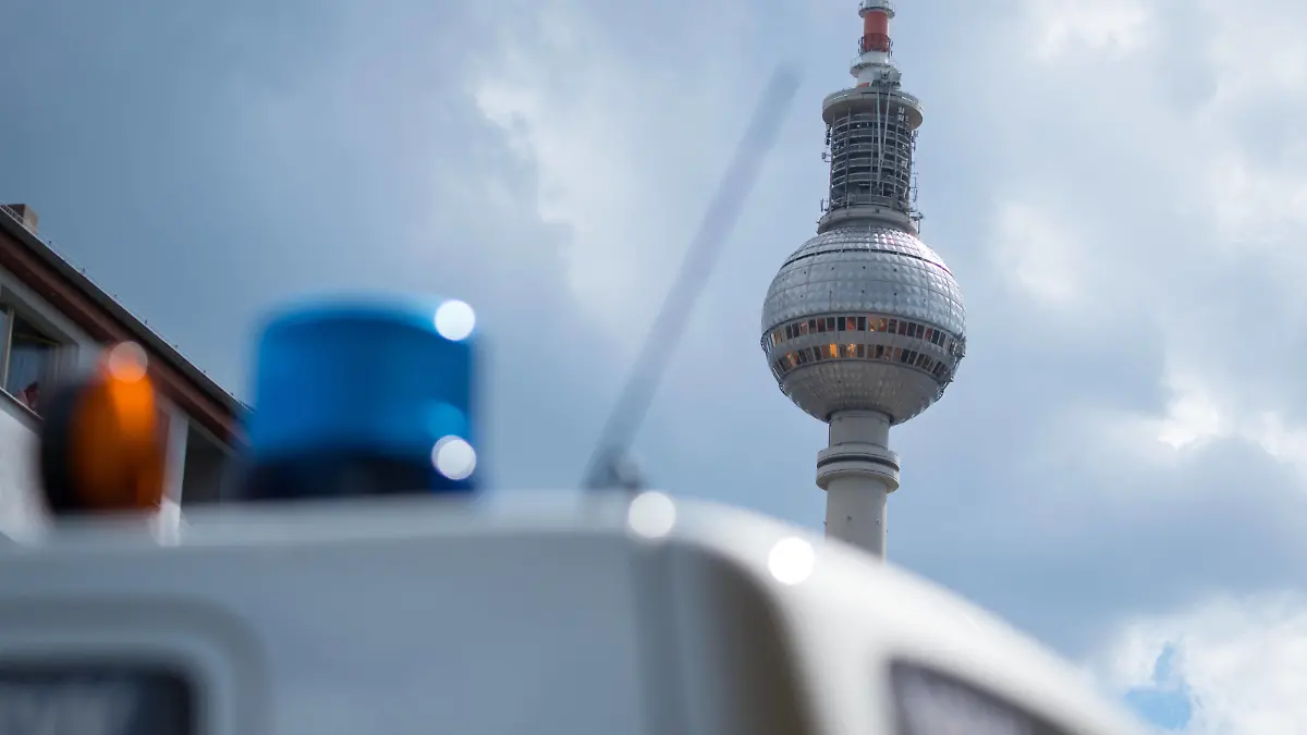  News Themen der Woche KW18 News Bilder des Tages Berlin, Protest am 1. Mai Deutschland, Berlin - 01.05.2020: Im Bild ist der Fernsehturm und das Blaulicht von einem Polizeiauto zu sehen. Berlin Berlin Deutschland *** Berlin, protest on 1 May Germany, Berlin 01 05 2020 The picture shows the television tower and the blue light from a police car Berlin Berlin Germany