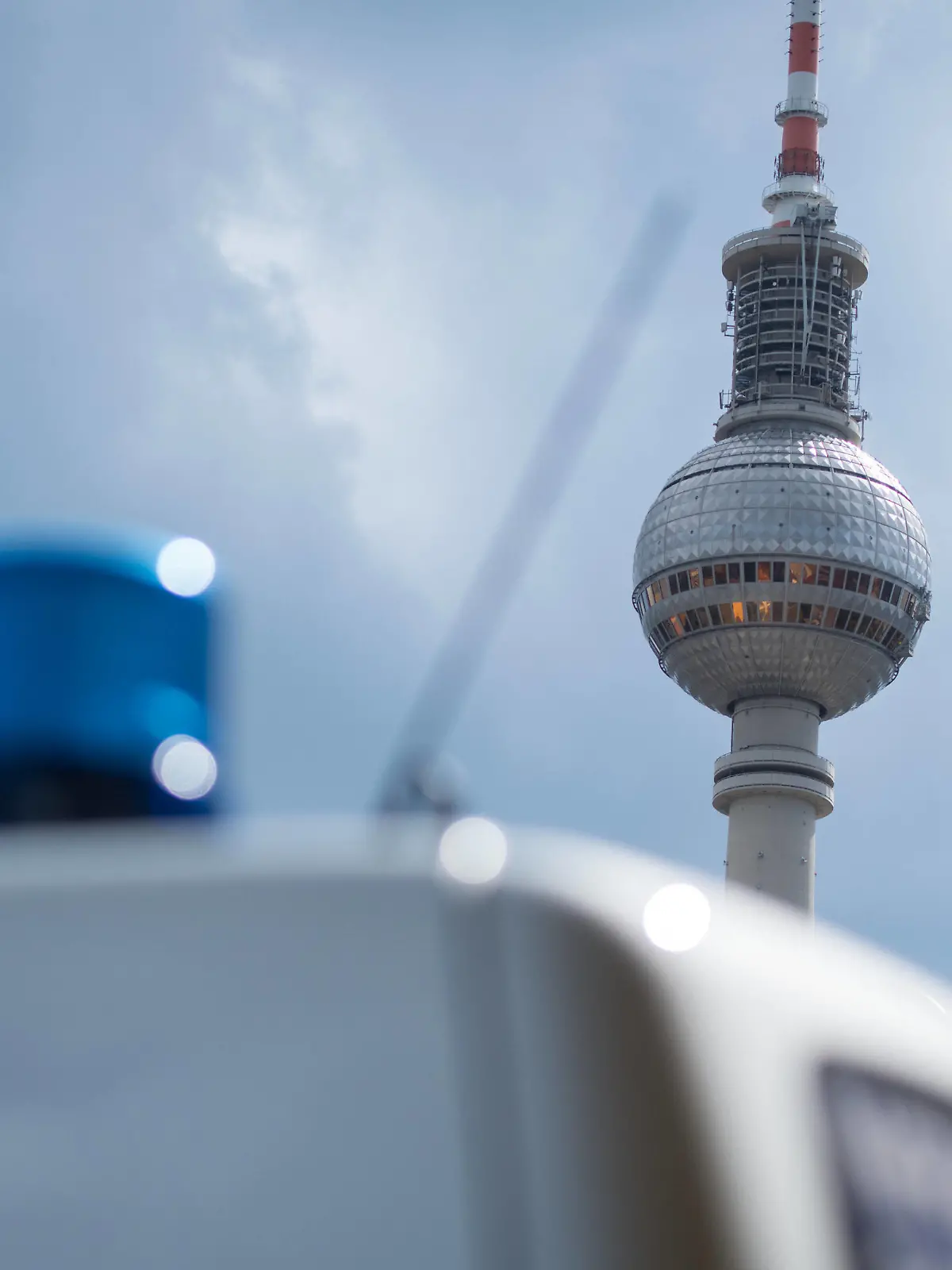  News Themen der Woche KW18 News Bilder des Tages Berlin, Protest am 1. Mai Deutschland, Berlin - 01.05.2020: Im Bild ist der Fernsehturm und das Blaulicht von einem Polizeiauto zu sehen. Berlin Berlin Deutschland *** Berlin, protest on 1 May Germany, Berlin 01 05 2020 The picture shows the television tower and the blue light from a police car Berlin Berlin Germany