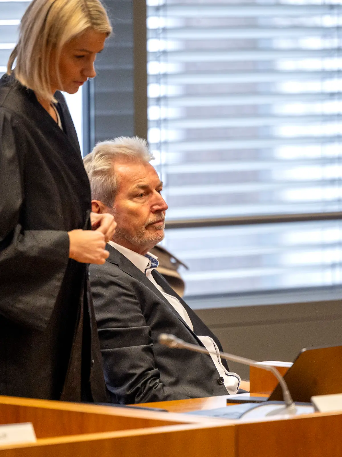 Der angeklagte Kinder- und Jugendpsychiater Michael Winterhoff sitzt neben seiner Anwältin Kerstin Stirner. 
