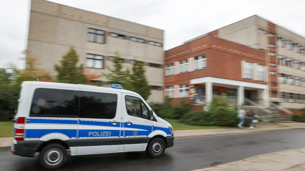 06.10.2020, Sachsen, Leipzig: Ein Polizeifahrzeug fährt Streife durch den Stadtteil Paunsdorf. Die Leipziger Polizei sucht mit einem Großeinsatz nach einem Mann, der mehrfach versucht haben soll, Kinder zu entführen. Der Mann soll am Morgen versucht haben, in drei verschiedenen Fällen Kinder von ihren Eltern wegzuziehen. Es sei ihm jedoch nicht gelungen. Foto: Jan Woitas/dpa-Zentralbild/dpa +++ dpa-Bildfunk +++