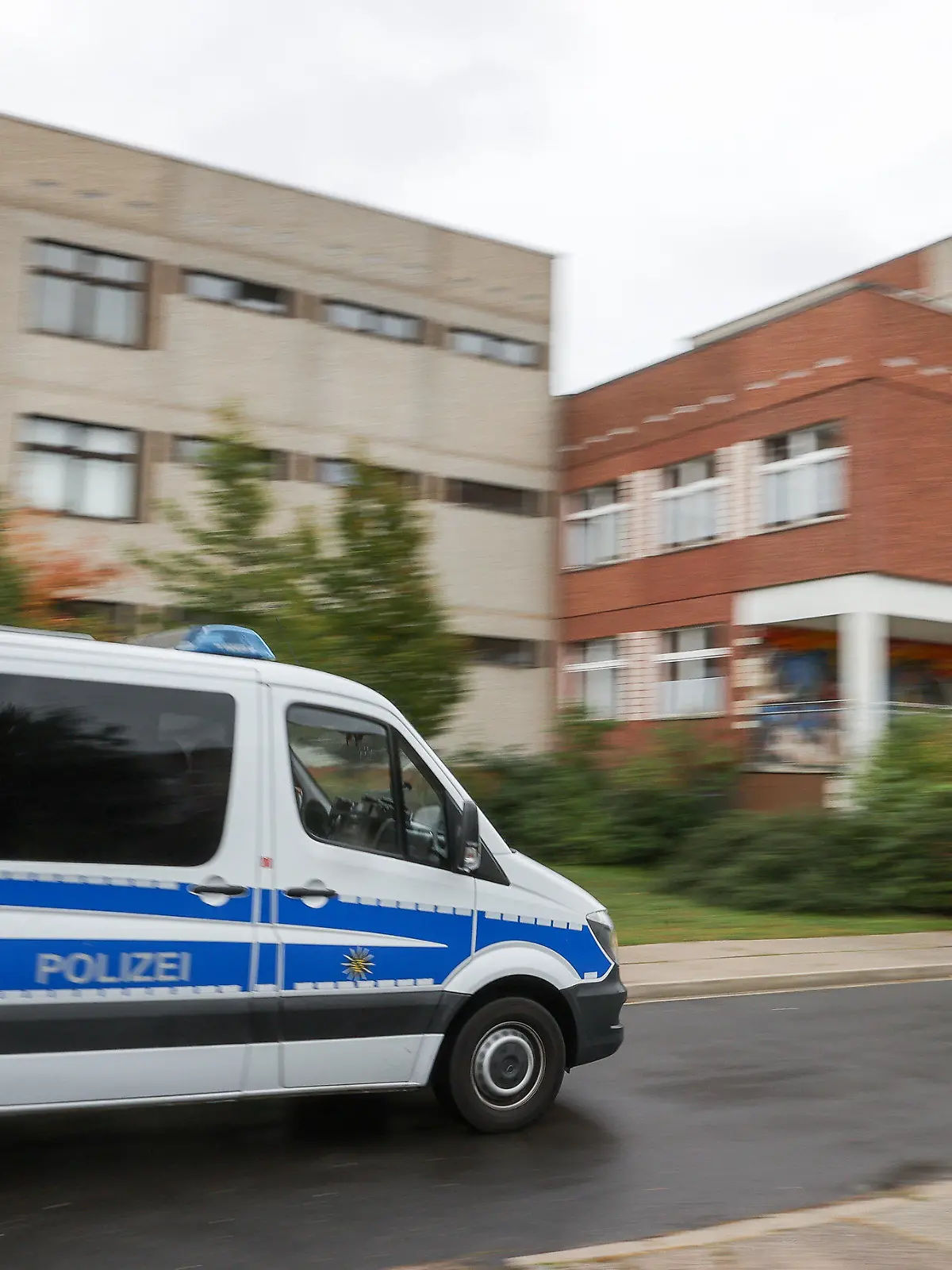 06.10.2020, Sachsen, Leipzig: Ein Polizeifahrzeug fährt Streife durch den Stadtteil Paunsdorf. Die Leipziger Polizei sucht mit einem Großeinsatz nach einem Mann, der mehrfach versucht haben soll, Kinder zu entführen. Der Mann soll am Morgen versucht haben, in drei verschiedenen Fällen Kinder von ihren Eltern wegzuziehen. Es sei ihm jedoch nicht gelungen. Foto: Jan Woitas/dpa-Zentralbild/dpa +++ dpa-Bildfunk +++