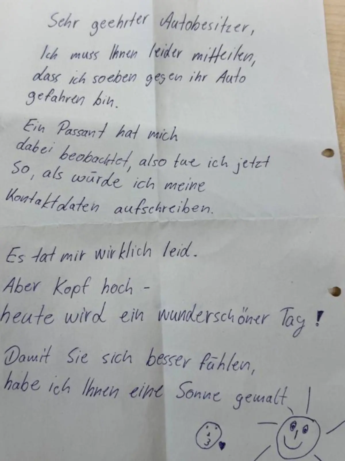 Diesen Wisch hinterließ ein Unfallfahrer in Herdecke an einem Auto, dass er beschädigt hat 
