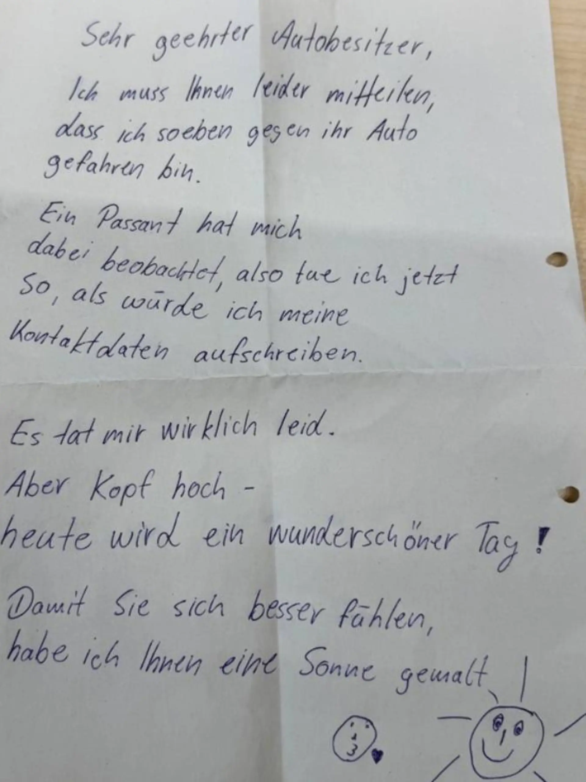 Diesen Wisch hinterließ ein Unfallfahrer in Herdecke an einem Auto, dass er beschädigt hat 