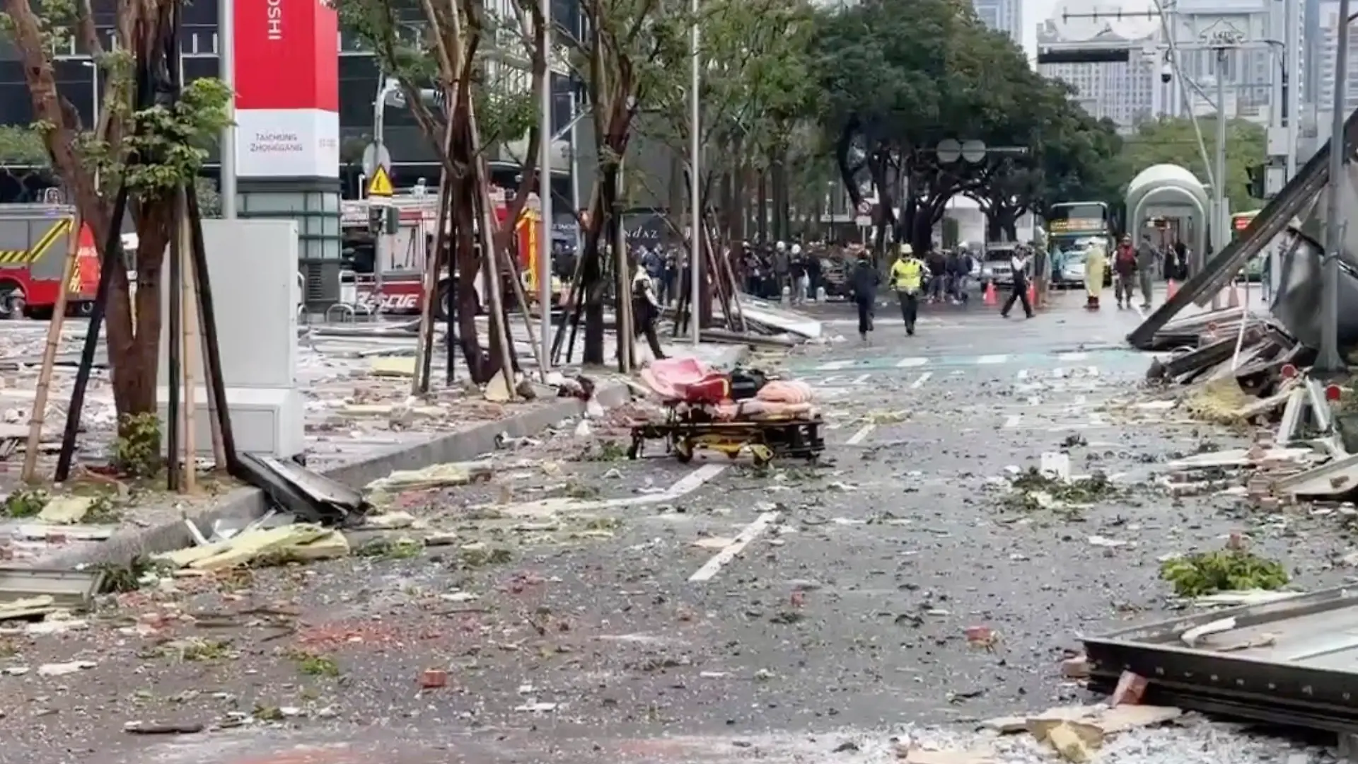 Dieses Bild aus einem Video des taiwanesischen Fernsehsenders TVBS zeigt die Trümmer, die nach einer Explosion im Kaufhaus Shin Kong Mitsukoshi in der Stadt Taichung in Taiwan über die Straßen verstreut sind.