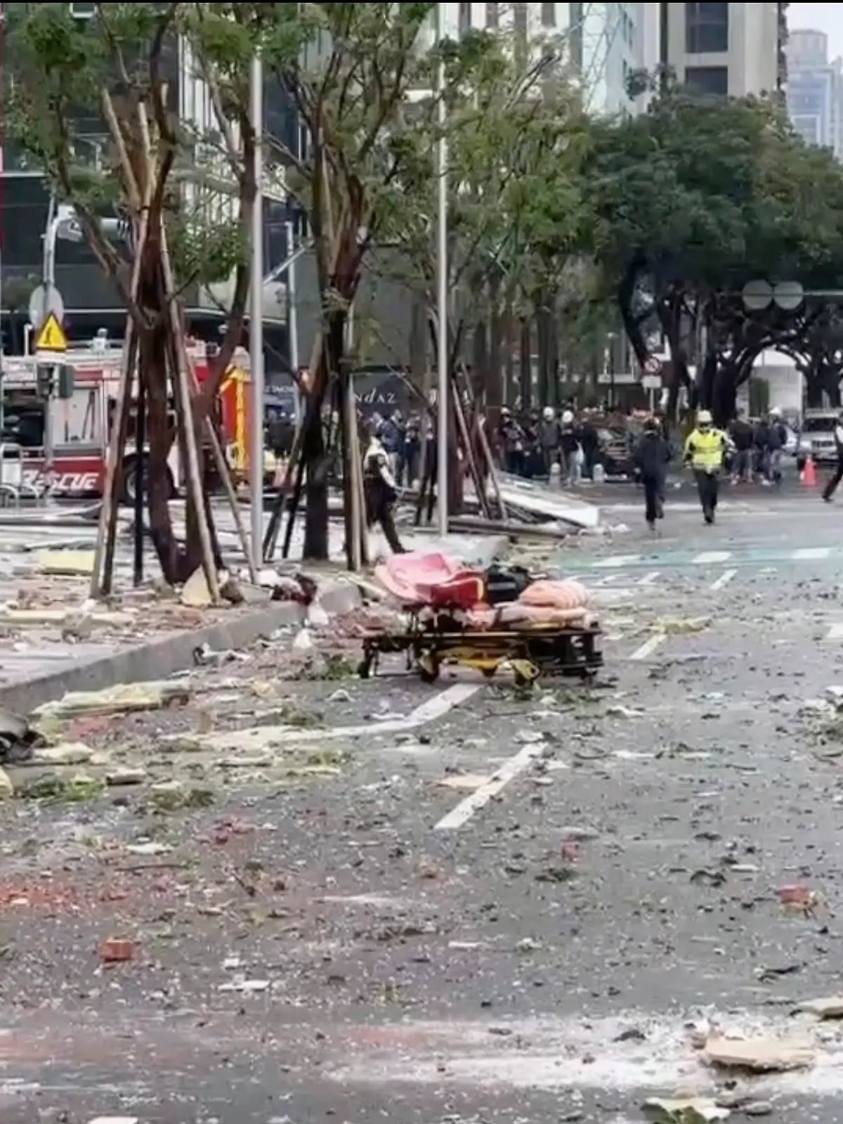 Dieses Bild aus einem Video des taiwanesischen Fernsehsenders TVBS zeigt die Trümmer, die nach einer Explosion im Kaufhaus Shin Kong Mitsukoshi in der Stadt Taichung in Taiwan über die Straßen verstreut sind.