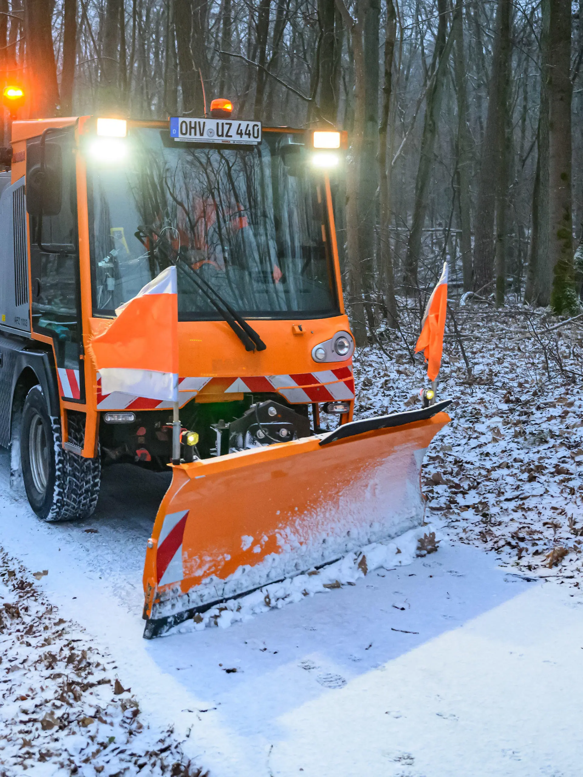 13.02.2025, Brandenburg, Petershagen: Der Winterdienst ist auf einem Rad- und Fußweg im östlichen Brandenburg im Einsatz. Das Winterwetter ist zurück - angesichts von Schneefall und Temperaturen zwischen null und minus fünf Grad am Morgen geht der Deutsche Wetterdienst (DWD) von glatten Straßen aus. Auch den Tag über steigen die Temperaturen auf maximal ein Grad, es bleibt frostig und schneit gebietsweise, wie der DWD mitteilt. Foto: Patrick Pleul/dpa +++ dpa-Bildfunk +++
