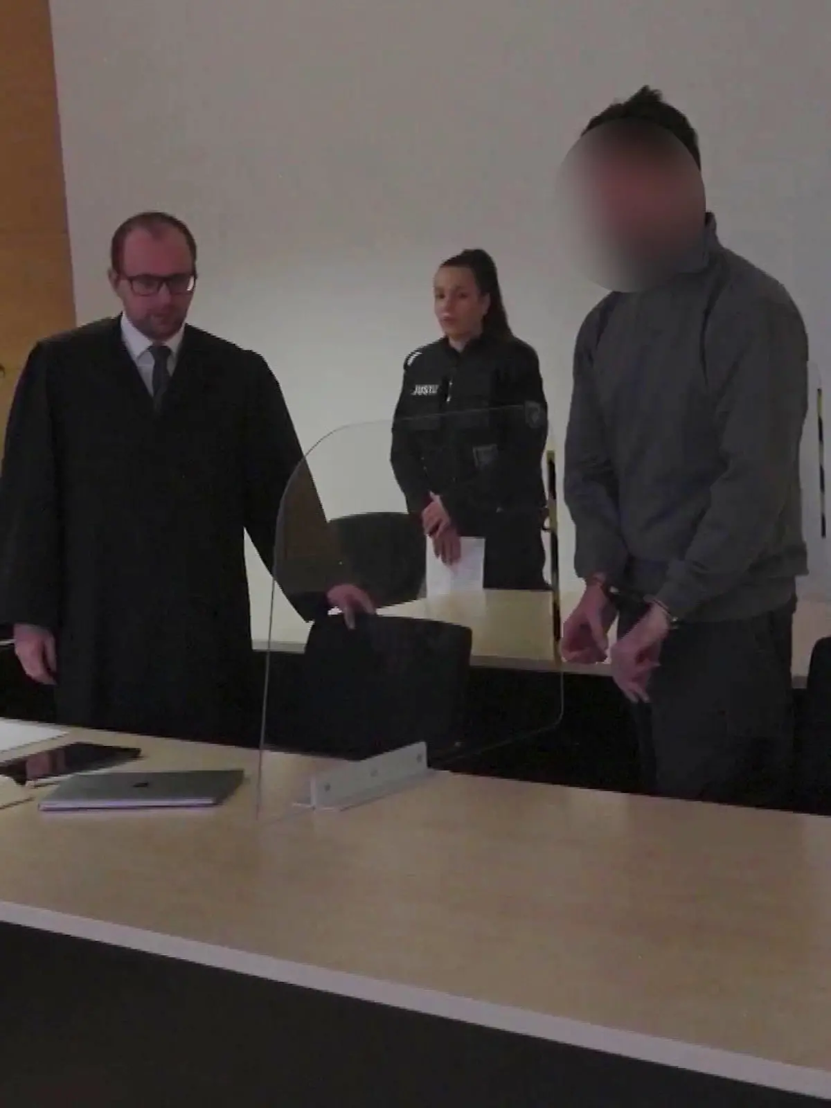 Christian J. steht in Jena vor Gericht.