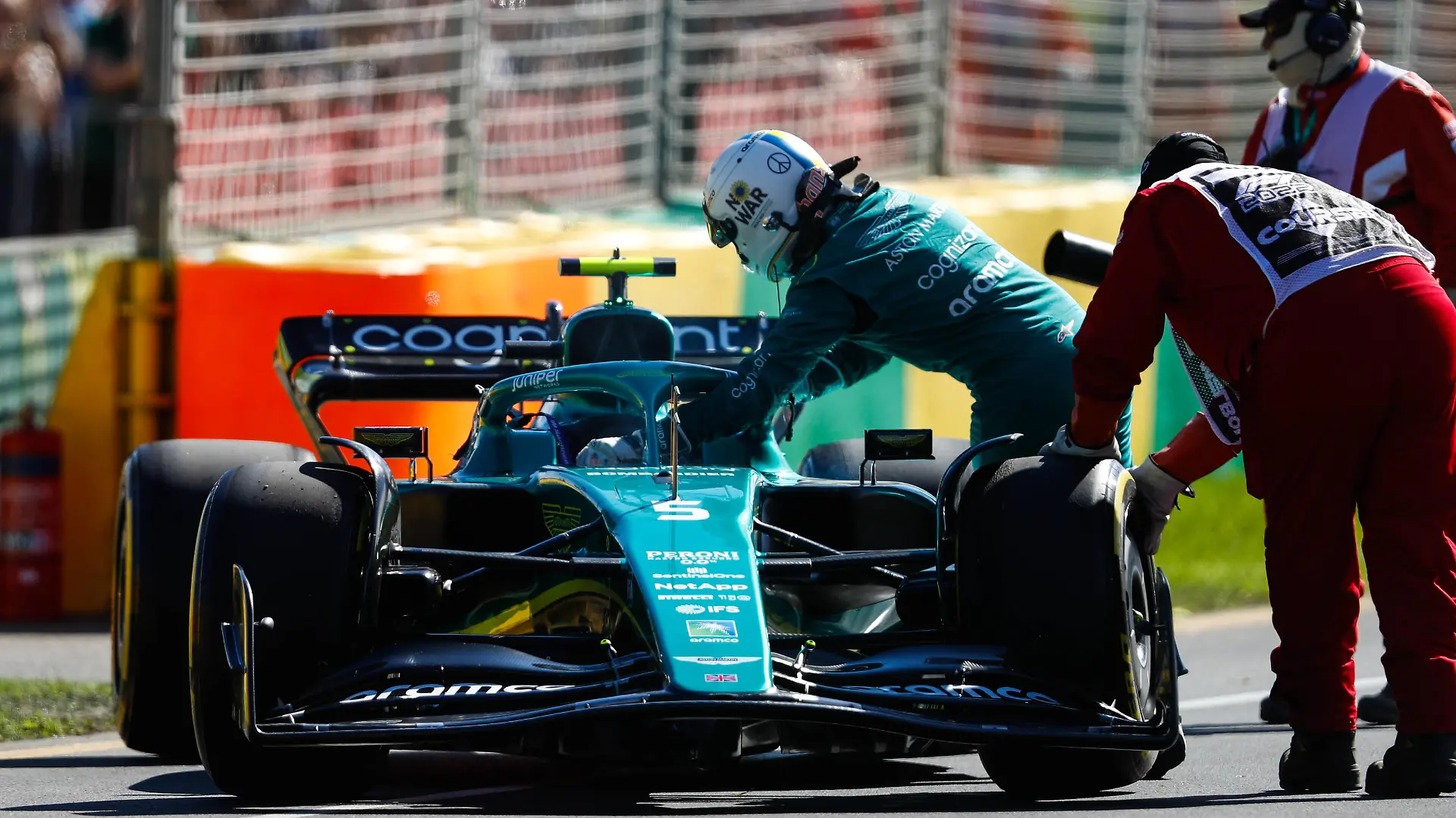 Formula 1 2022: Australian GP MELBOURNE GRAND PRIX CIRCUIT, AUSTRALIA - APRIL 08: Marshals assist Sebastian Vettel, Aston Martin AMR22, after he stops on track during FP1 during the Australian GP at Melbourne Grand Prix Circuit on Friday April 08, 2022 in Melbourne, Australia. Photo by Carl Bingham / LAT Images Images PUBLICATIONxINxGERxSUIxAUTxHUNxONLY GP2203_124545_31I5257