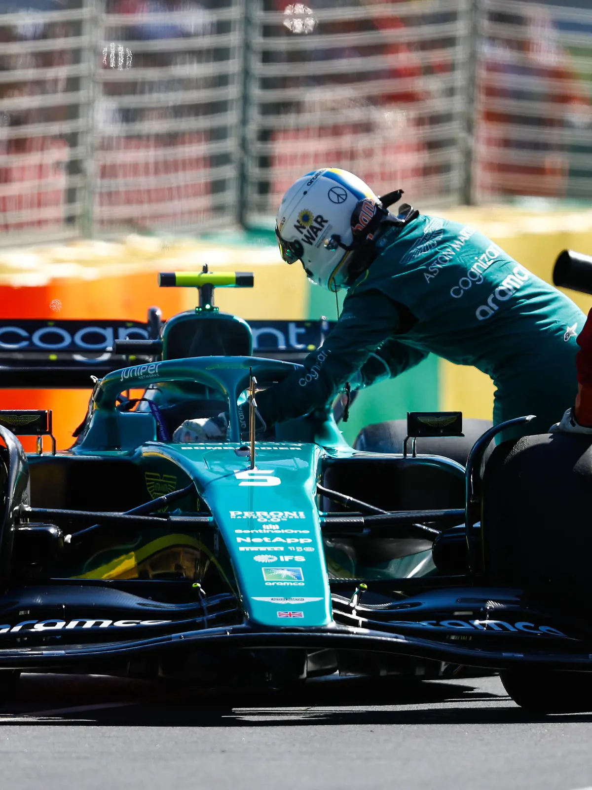  Formula 1 2022: Australian GP MELBOURNE GRAND PRIX CIRCUIT, AUSTRALIA - APRIL 08: Marshals assist Sebastian Vettel, Aston Martin AMR22, after he stops on track during FP1 during the Australian GP at Melbourne Grand Prix Circuit on Friday April 08, 2022 in Melbourne, Australia. Photo by Carl Bingham / LAT Images Images PUBLICATIONxINxGERxSUIxAUTxHUNxONLY GP2203_124545_31I5257
