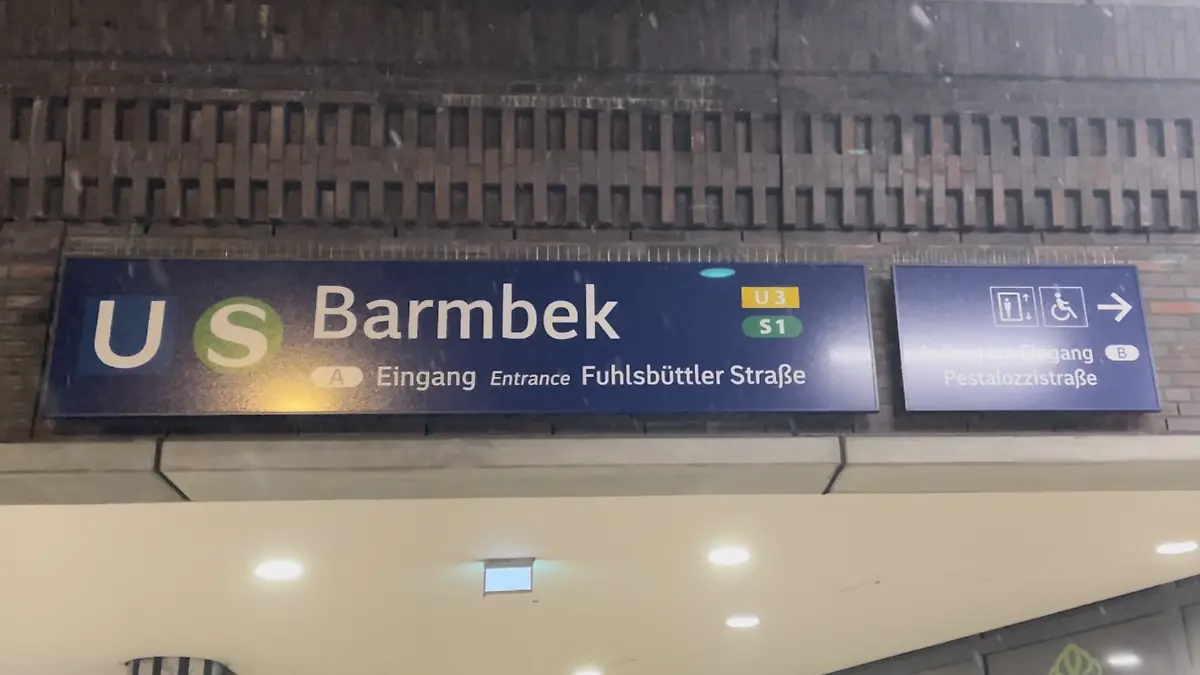 Nahe der S-Bahn-Station Barmbek in Hamburg kommt es Mittwochabend zu einem Streit zwischen zwei Männern, dann zieht der bisher Unbekannte eine Schusswaffe und verletzt sein 35-jähriges Opfer im Gesicht.