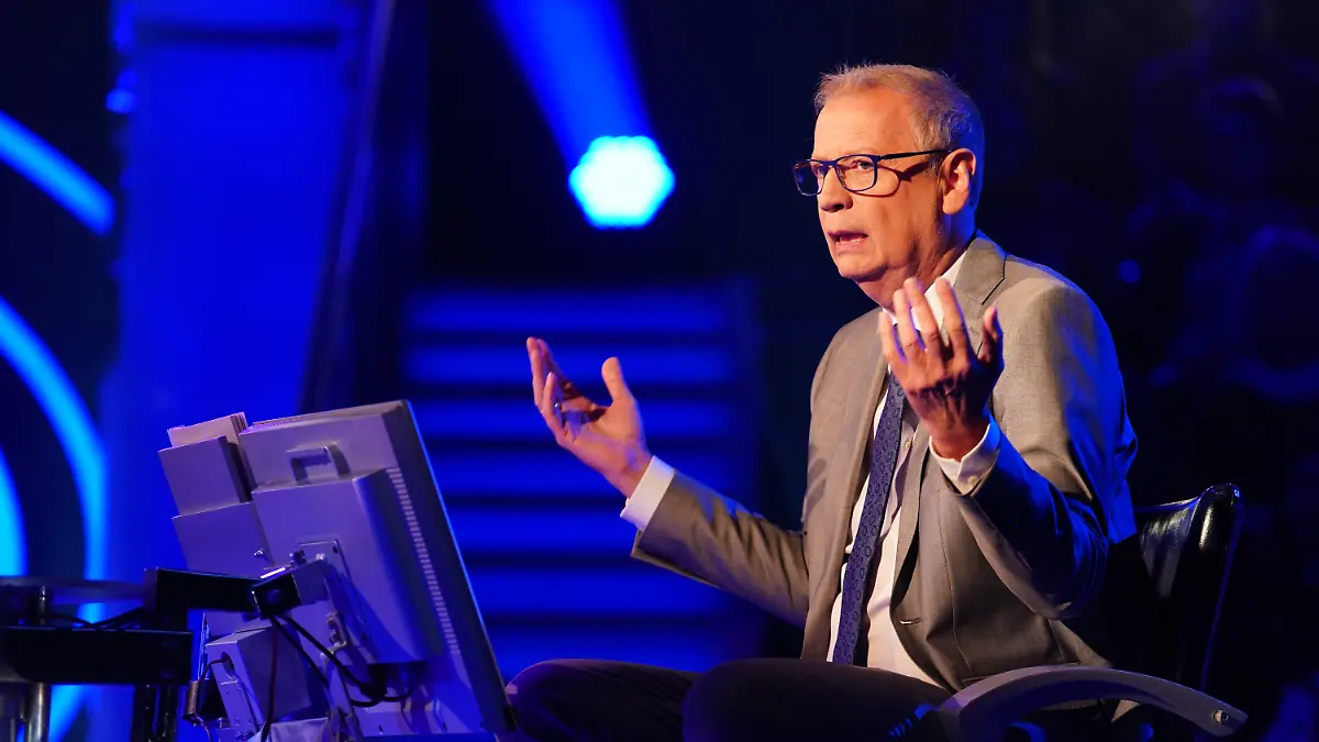 Günther Jauch versucht seiner Kandidatin den Telefonjoker schmackhaft zu machen – leider ohne Erfolg.