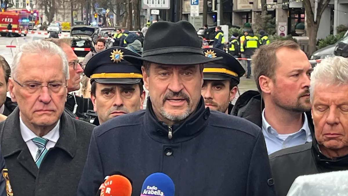 Bayerns Ministerpräsident Markus Söder (CSU, M), Innenminister Joachim Herrmann (CSU, l) und Dieter Reiter (SPD, r) geben am Einsatzort ein Statement. In der Münchner Innenstadt ist ein Fahrzeug in eine Menschengruppe gefahren.