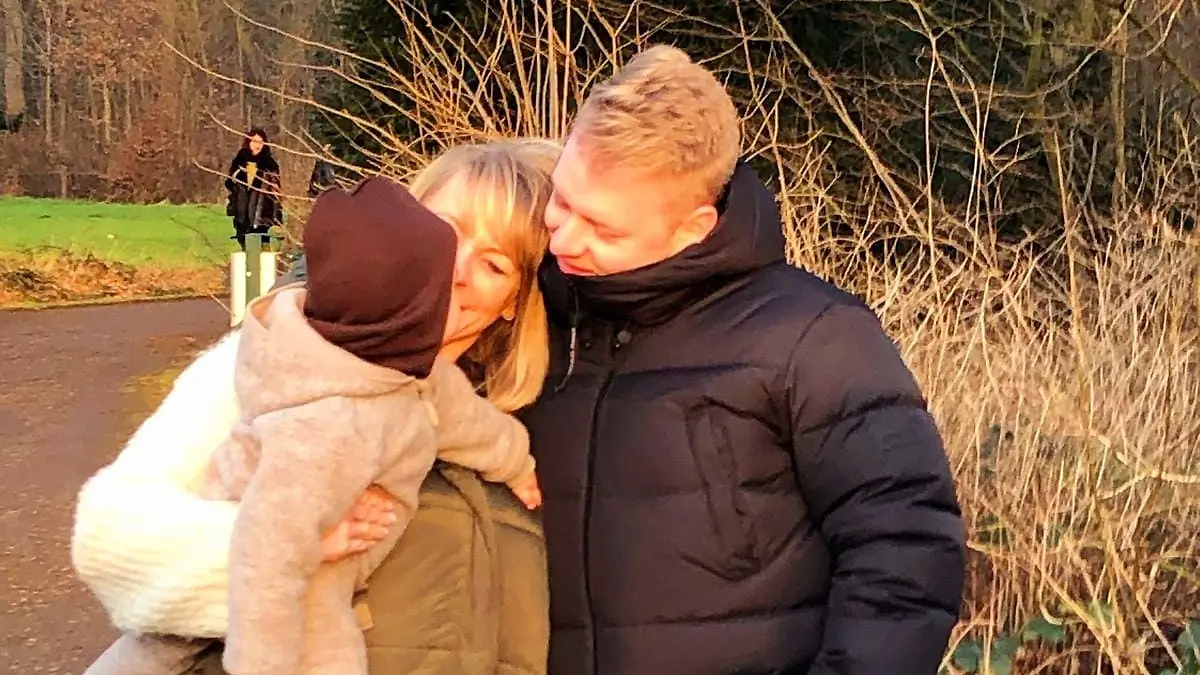 Jannik mit seiner Mama und einem seiner Kinder kurz vor seiner Operation.