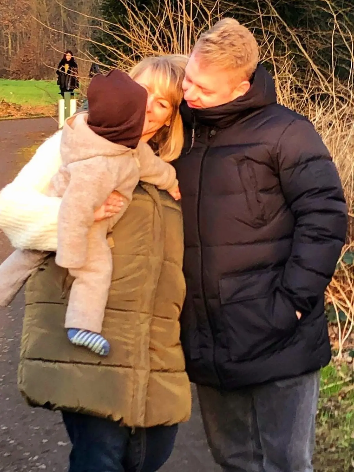Jannik mit seiner Mama und einem seiner Kinder kurz vor seiner Operation.