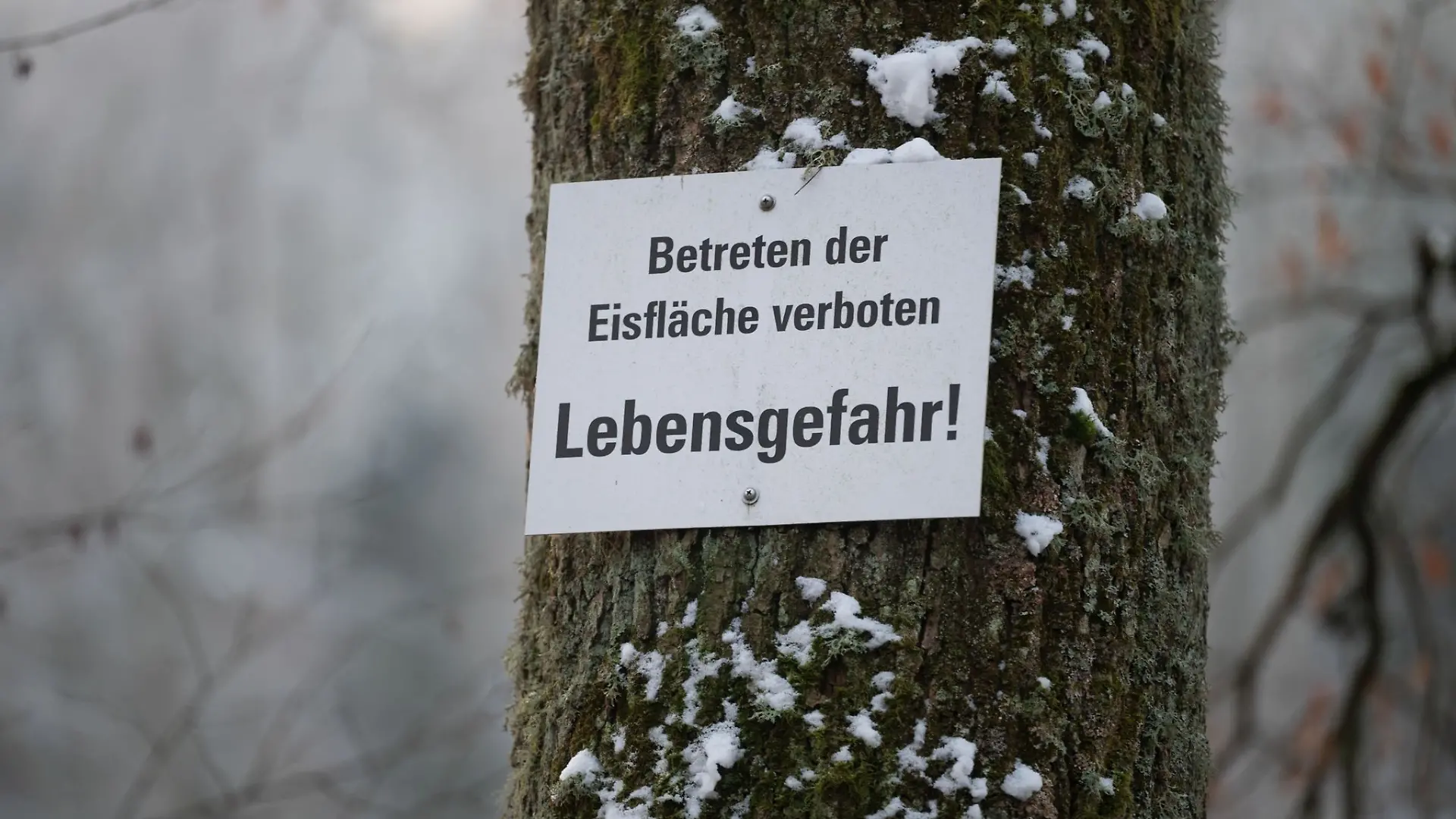 In Mecklenburg-Vorpommern warnt die Polizei vor dem Betreten gefrorener Wasserflächen. (Archivbild)