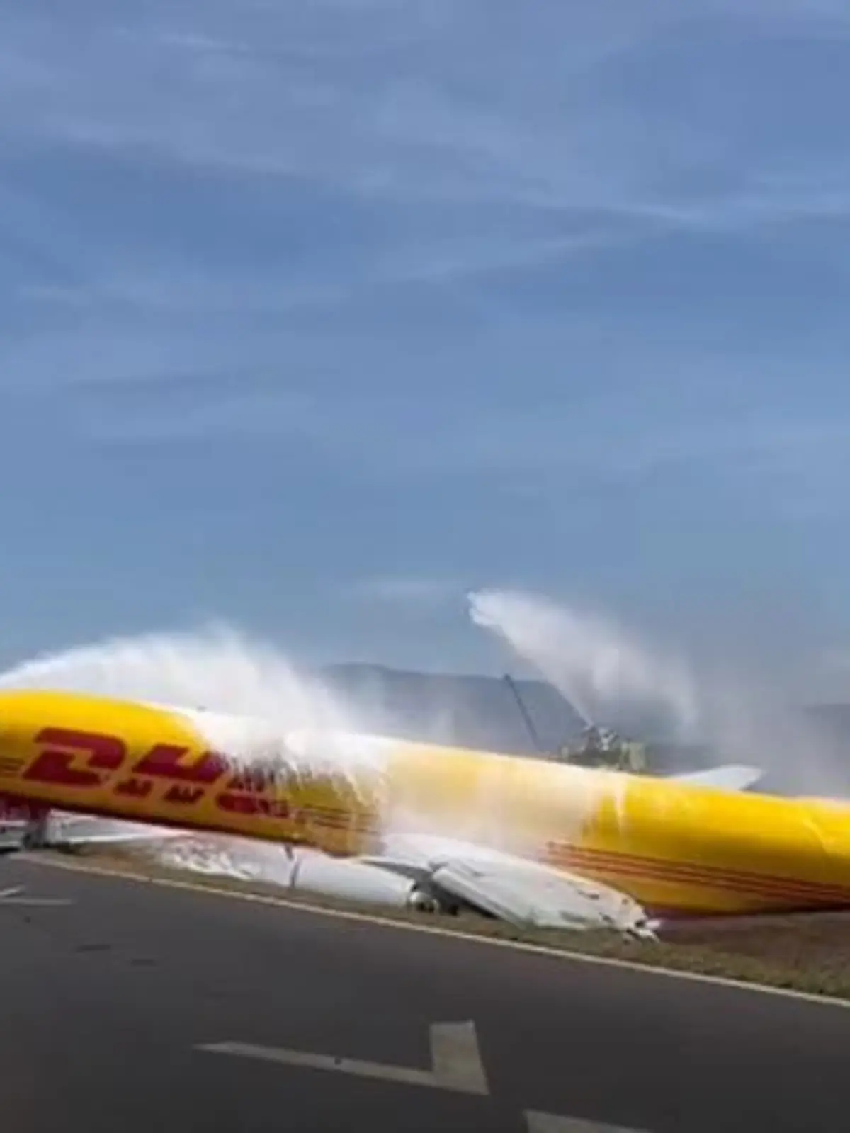 07.04.2022, Costa Rica, Alajuela: Ein Frachtflugzeug im DHL-Design, das bei der Notlandung auseinandergebrochen war, liegt auf der Landebahn des internationalen Flughafens Juan Santamaria. Nach Angaben der Feuerwehr sind sowohl der Pilot als auch der Co-Pilot unverletzt. Foto: Bomberos/La Nacion via ZUMA Press/dpa +++ dpa-Bildfunk +++