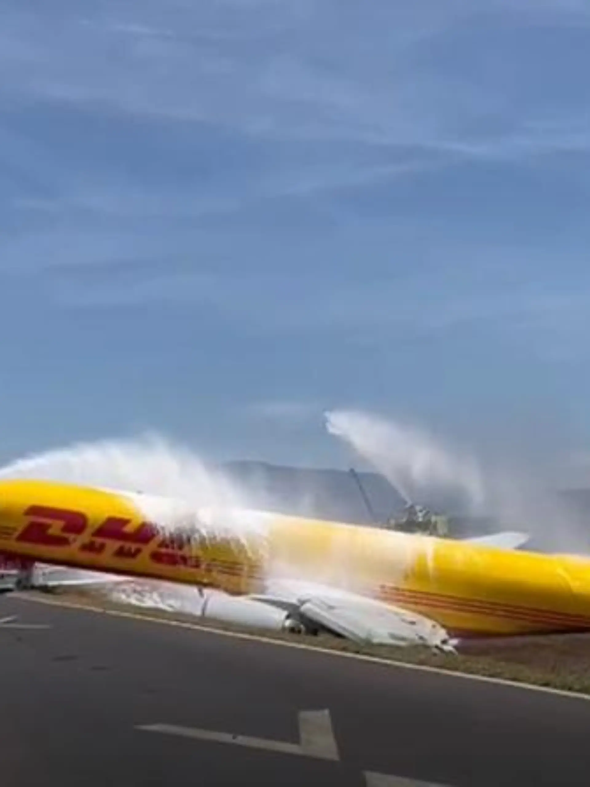 07.04.2022, Costa Rica, Alajuela: Ein Frachtflugzeug im DHL-Design, das bei der Notlandung auseinandergebrochen war, liegt auf der Landebahn des internationalen Flughafens Juan Santamaria. Nach Angaben der Feuerwehr sind sowohl der Pilot als auch der Co-Pilot unverletzt. Foto: Bomberos/La Nacion via ZUMA Press/dpa +++ dpa-Bildfunk +++