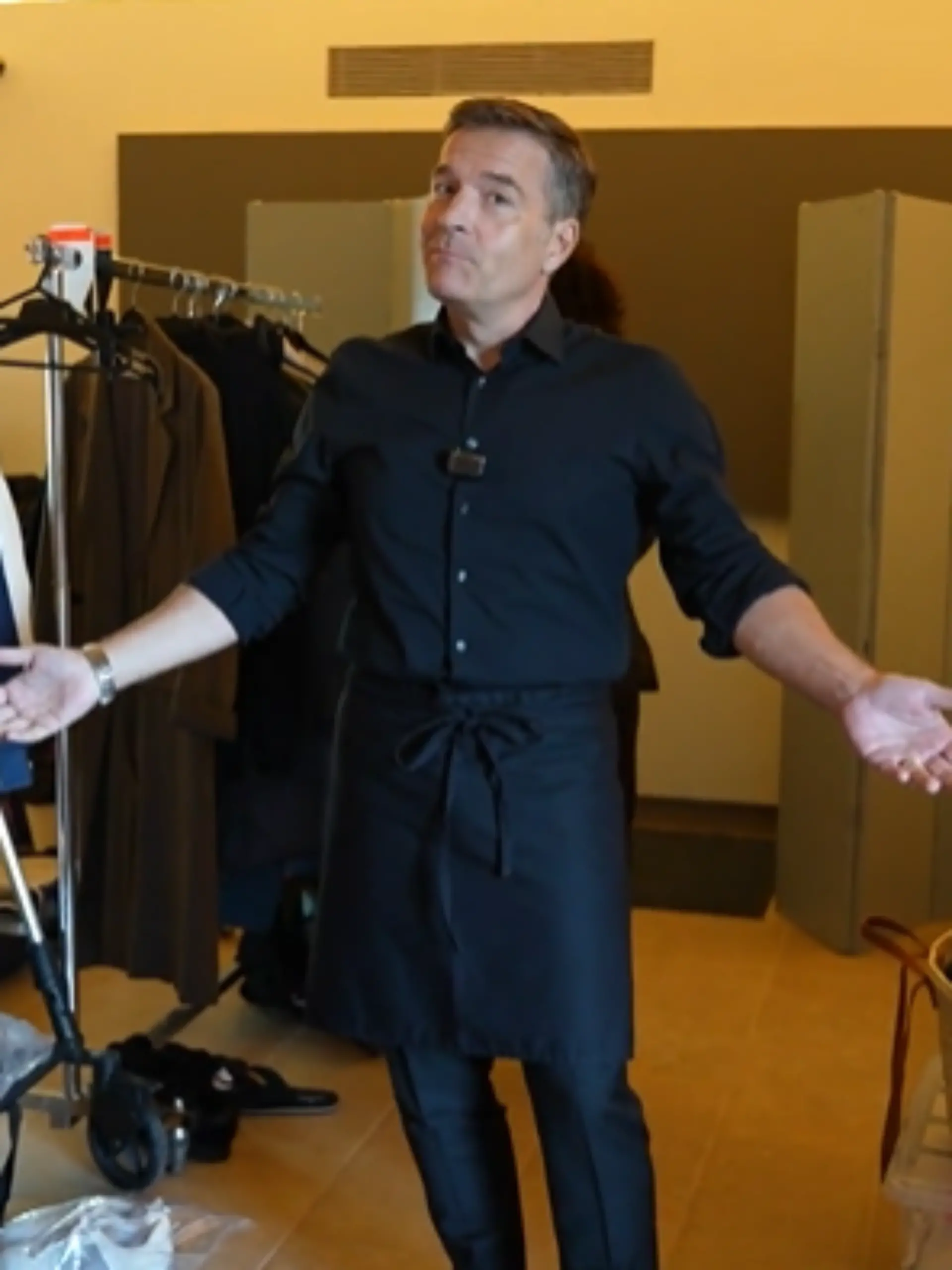 Patrick Linke als Barkeeper am Set von „Alles was zählt” 