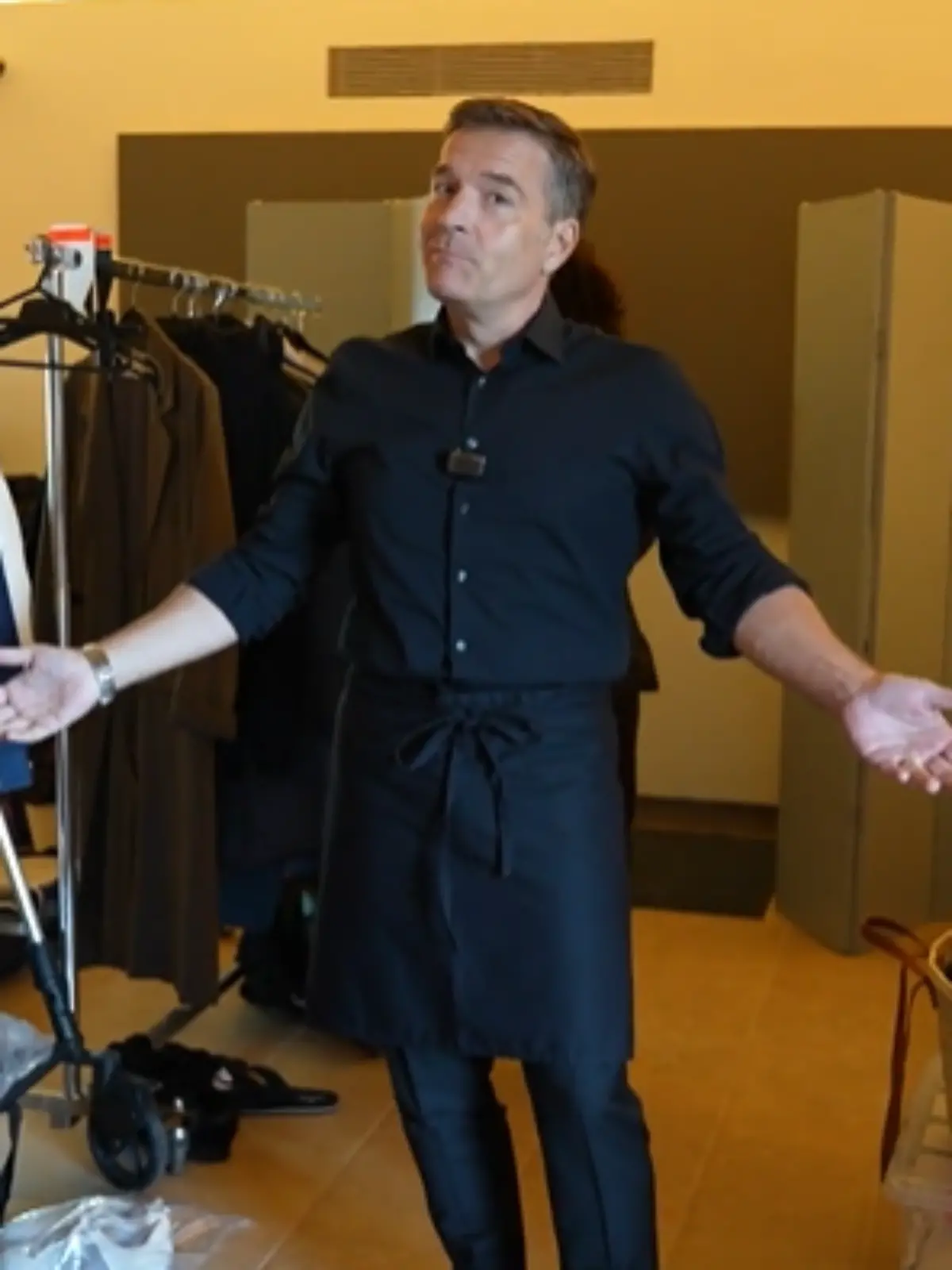 Patrick Linke als Barkeeper am Set von „Alles was zählt” 